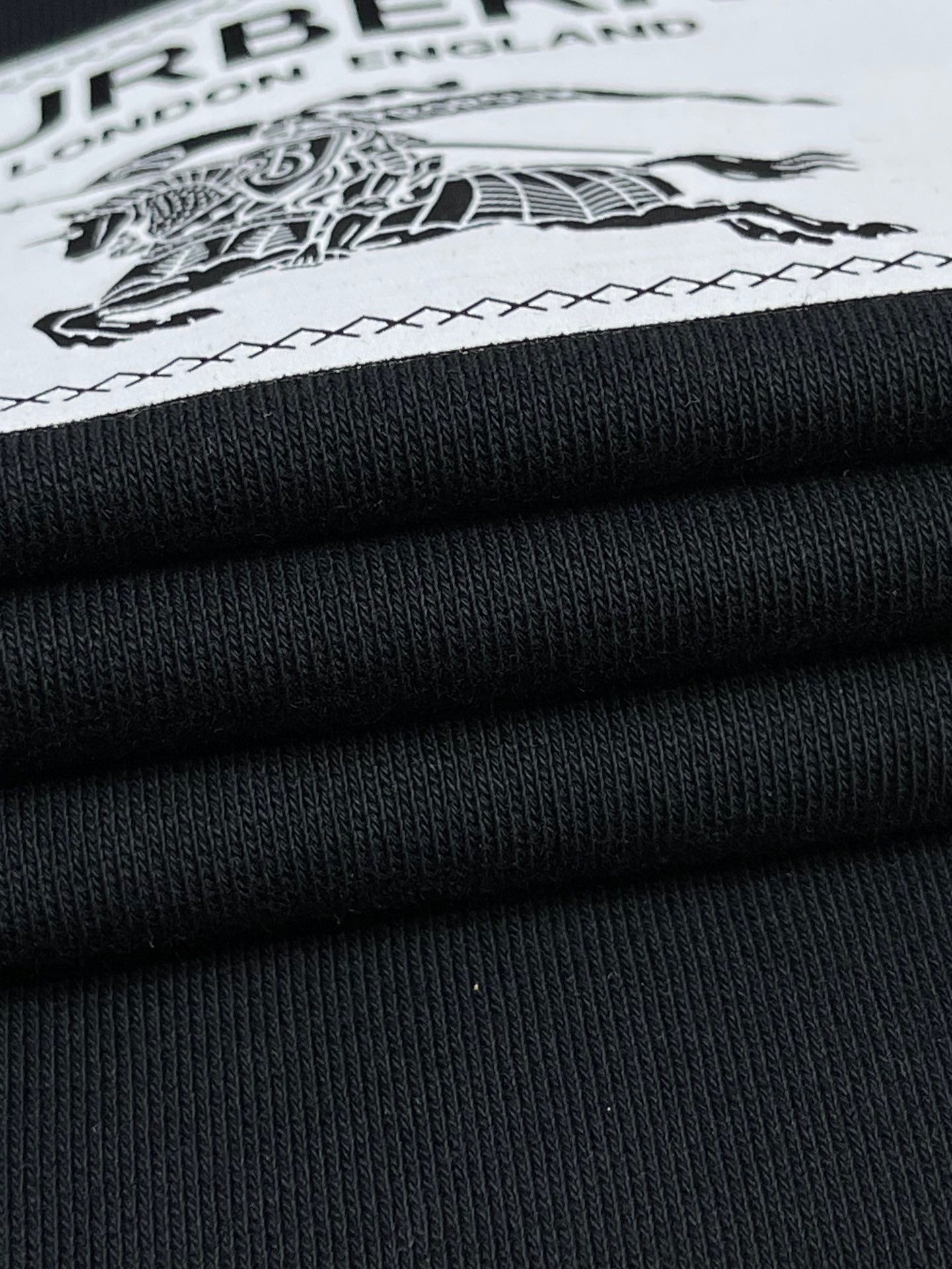 Schwarz-weißer Kapuzenpullover