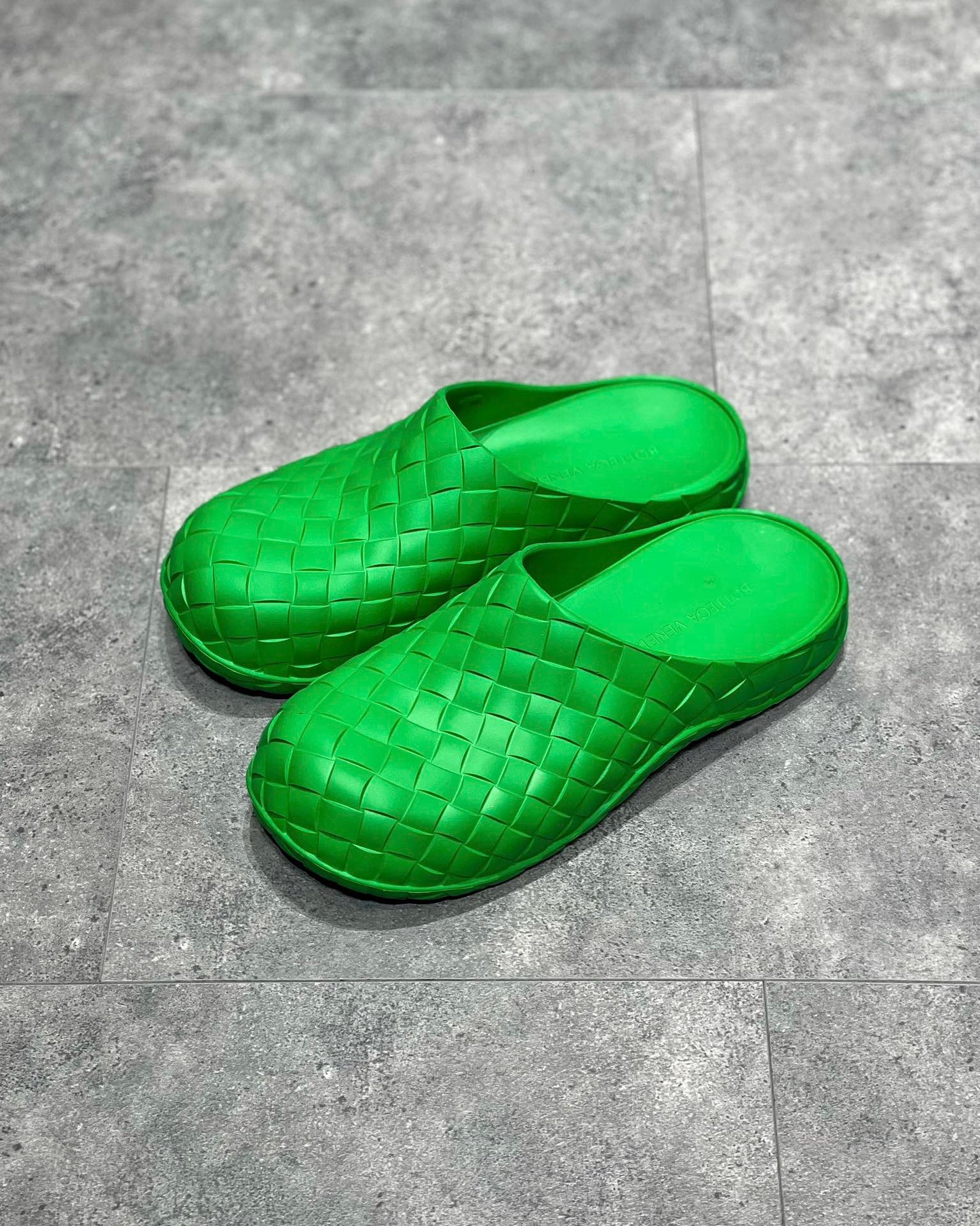 Zapatos negros, blancos y verdes