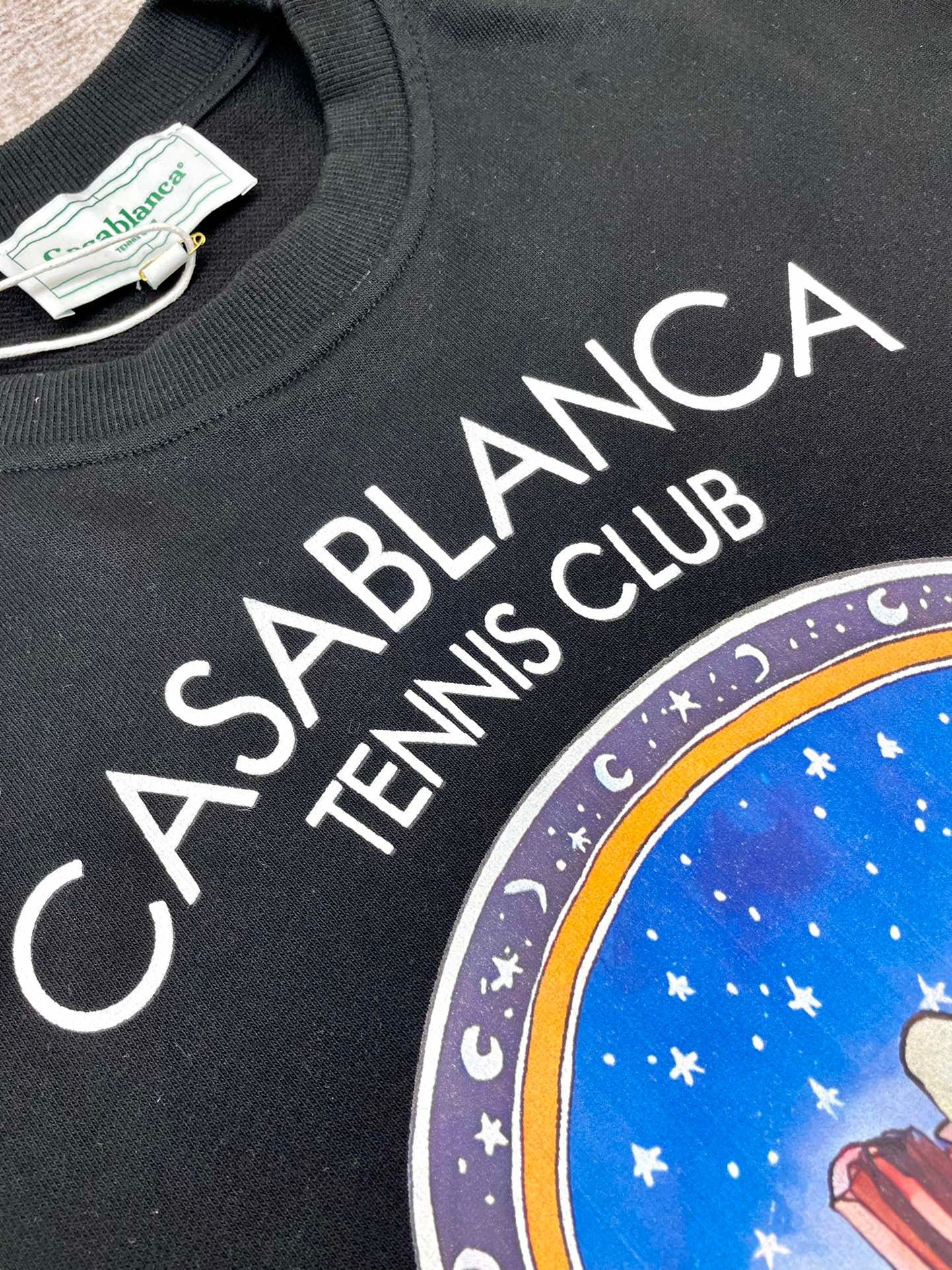 سويت شيرت باللون الأسود والأزرق السماوي