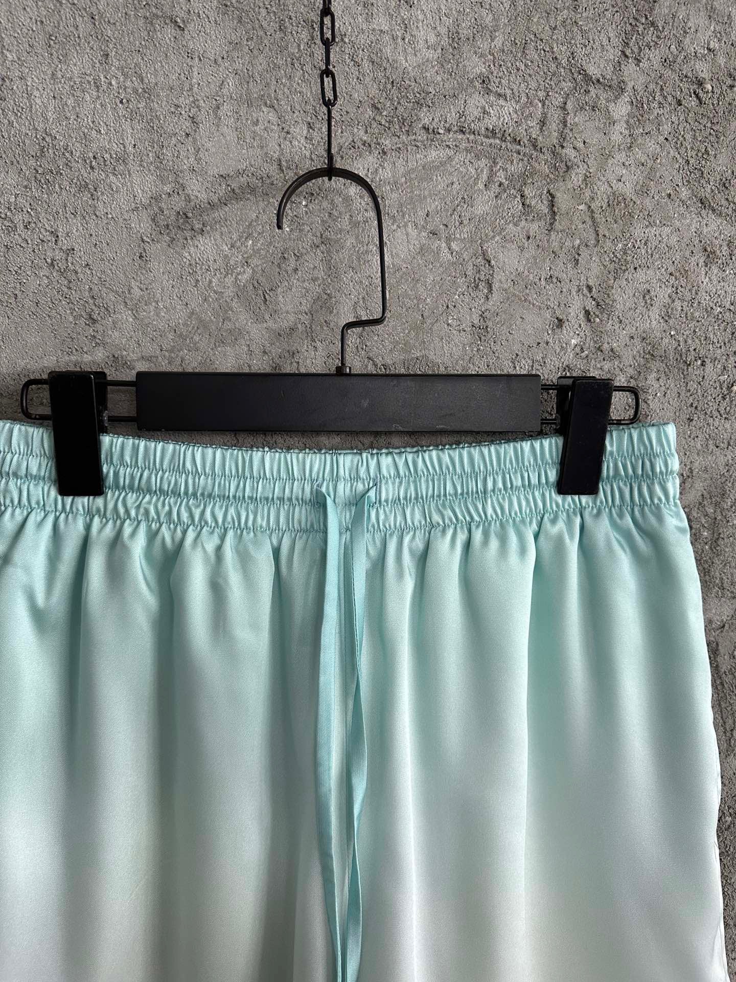 Himmelblaue Shorts