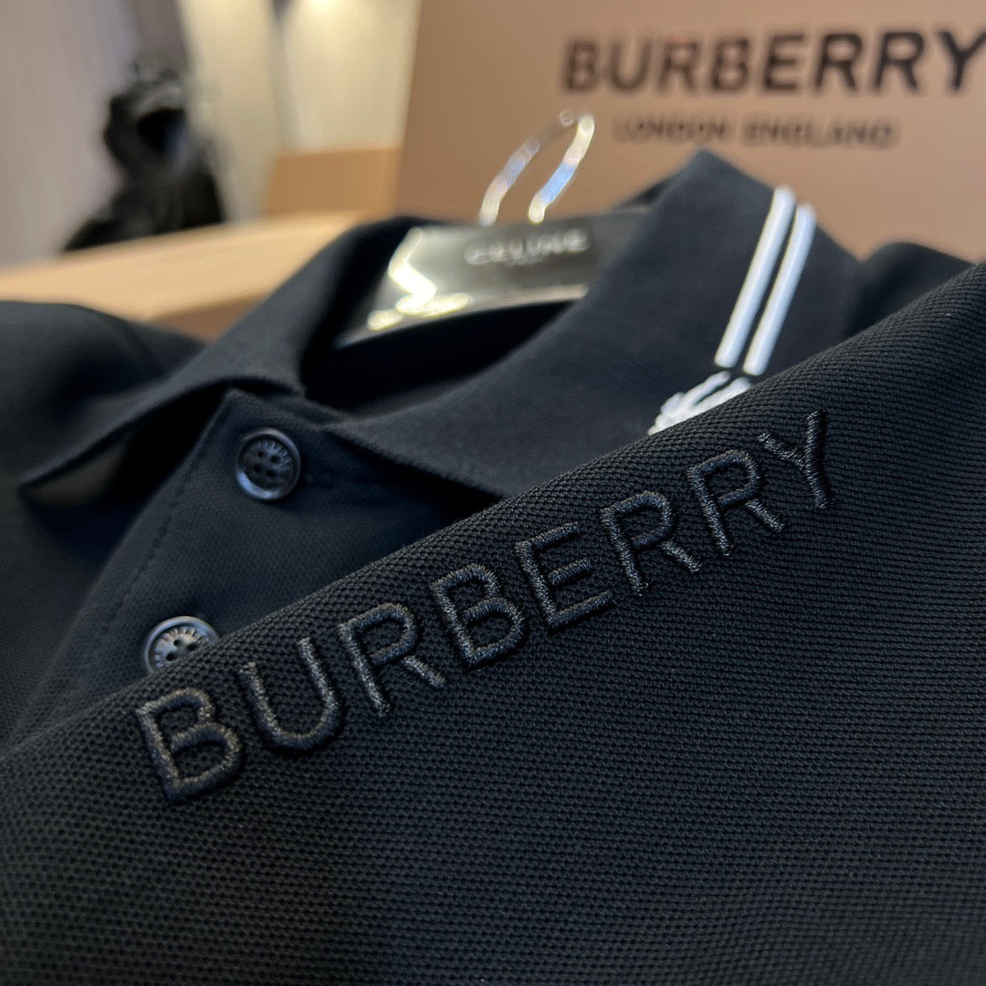 schwarzes und weißes Poloshirt