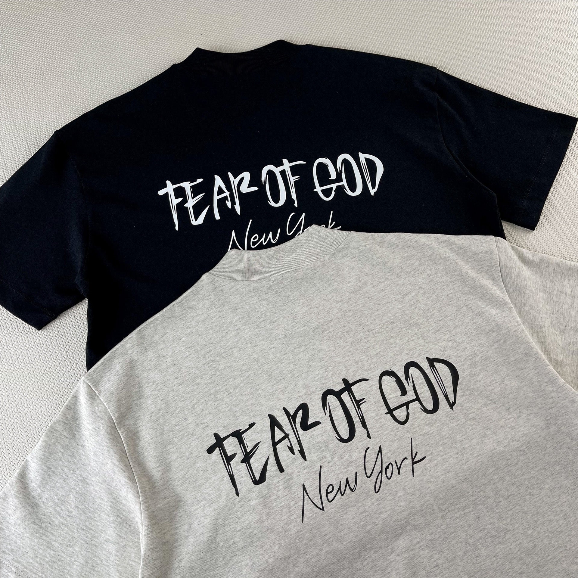 Schwarzes und graues T-Shirt
