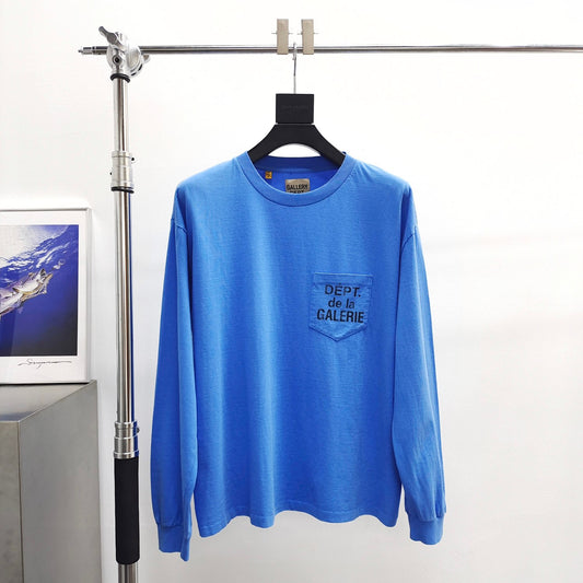 Weißes, blaues und rosa Sweatshirt