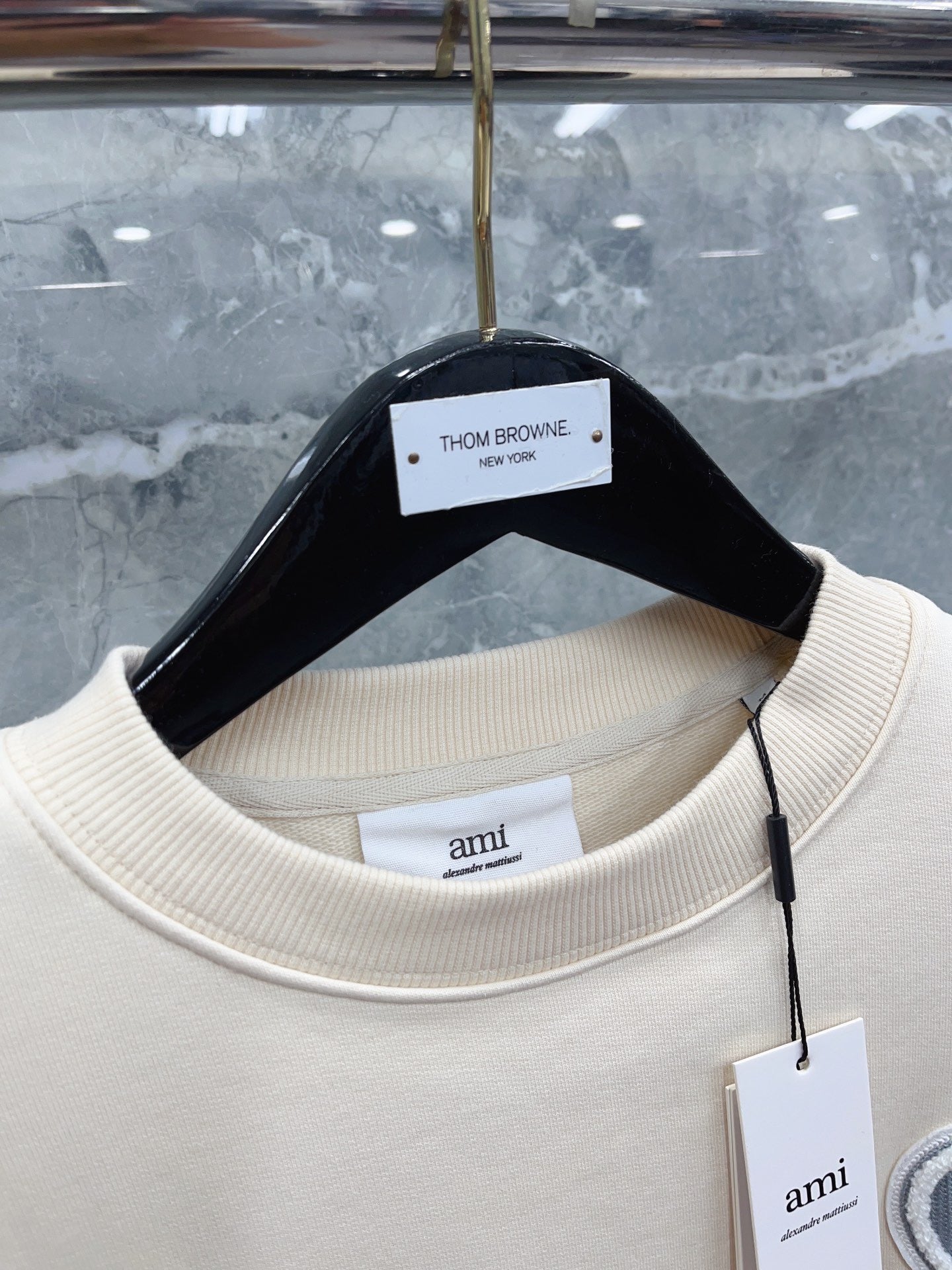 Jersey negro, gris y blanco