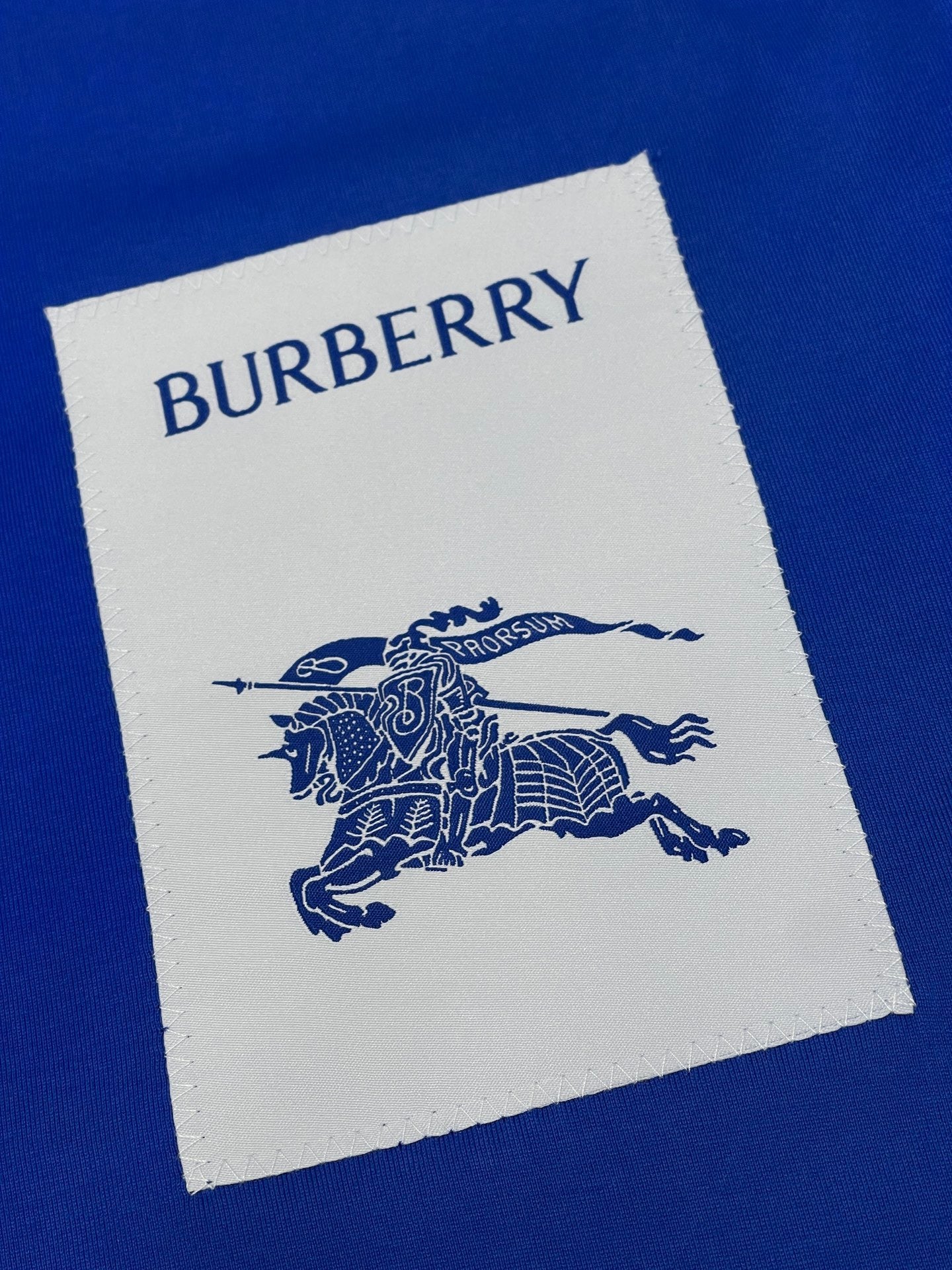 Camiseta negra, blanca y azul