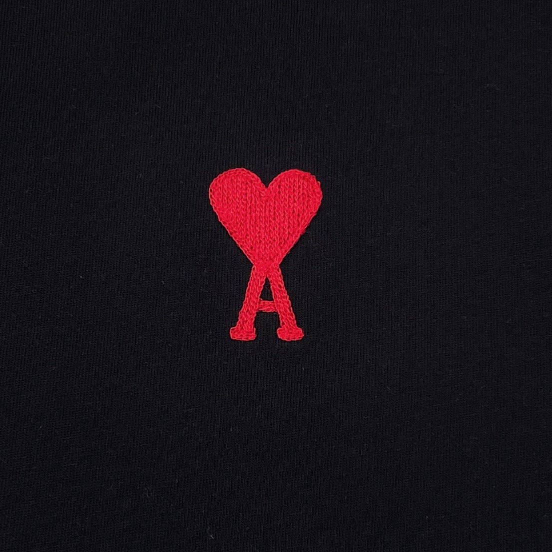 Weißes, schwarzes und graues T-Shirt
