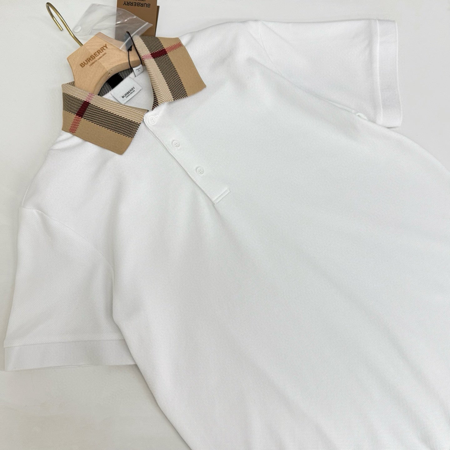 schwarzes und weißes Poloshirt