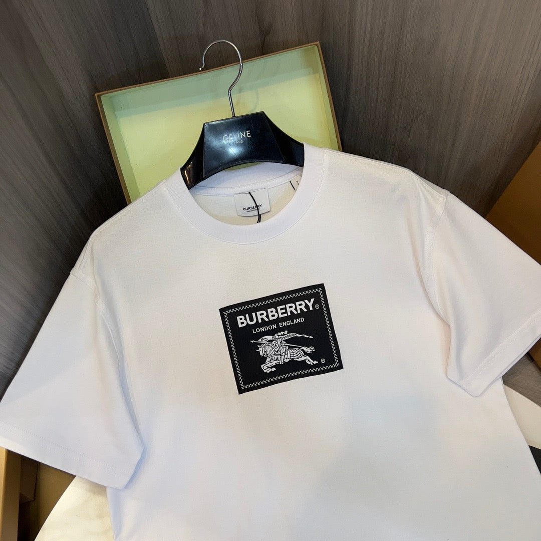 Schwarz-weißes T-Shirt