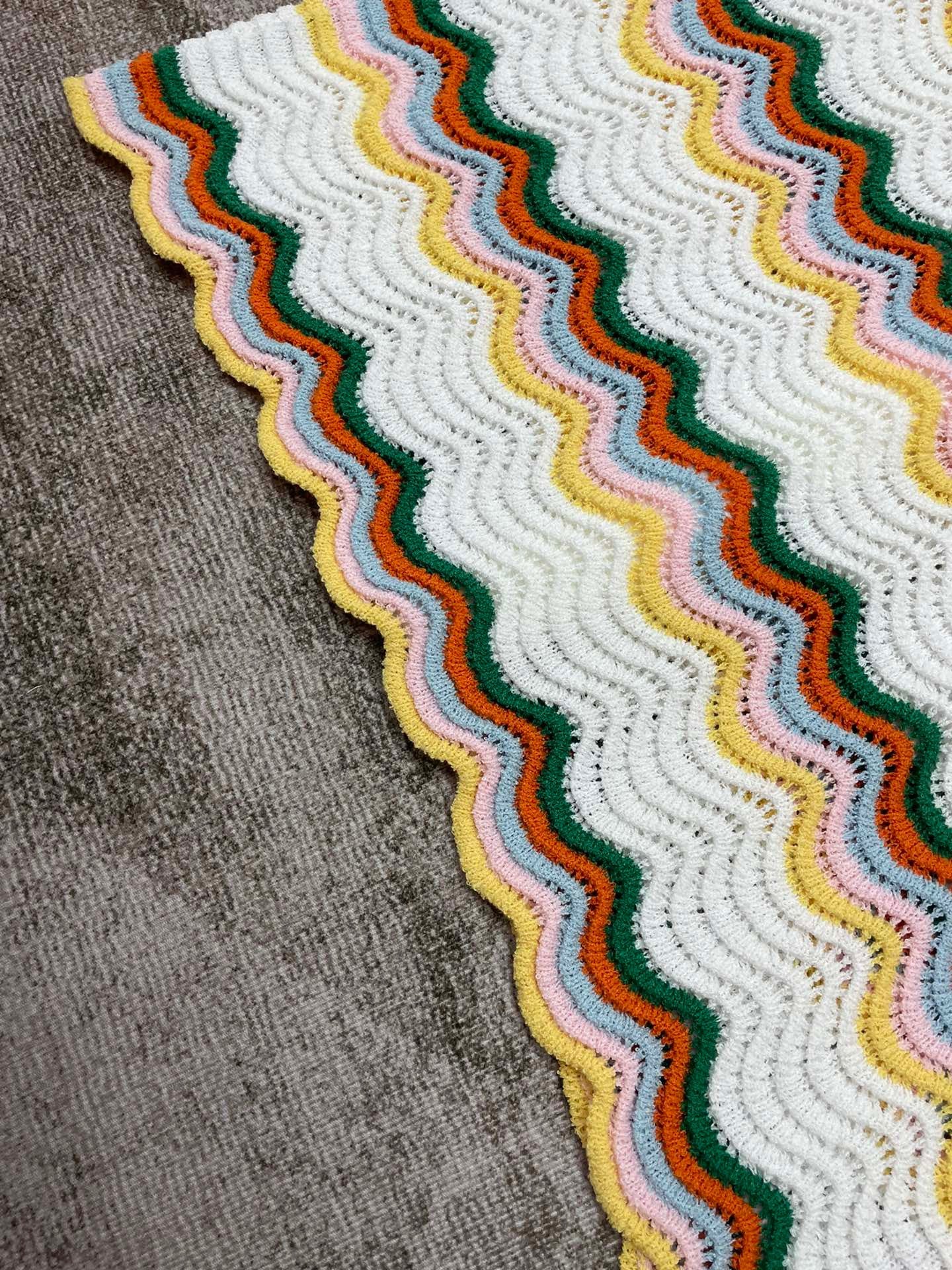 قميص متعدد الألوان