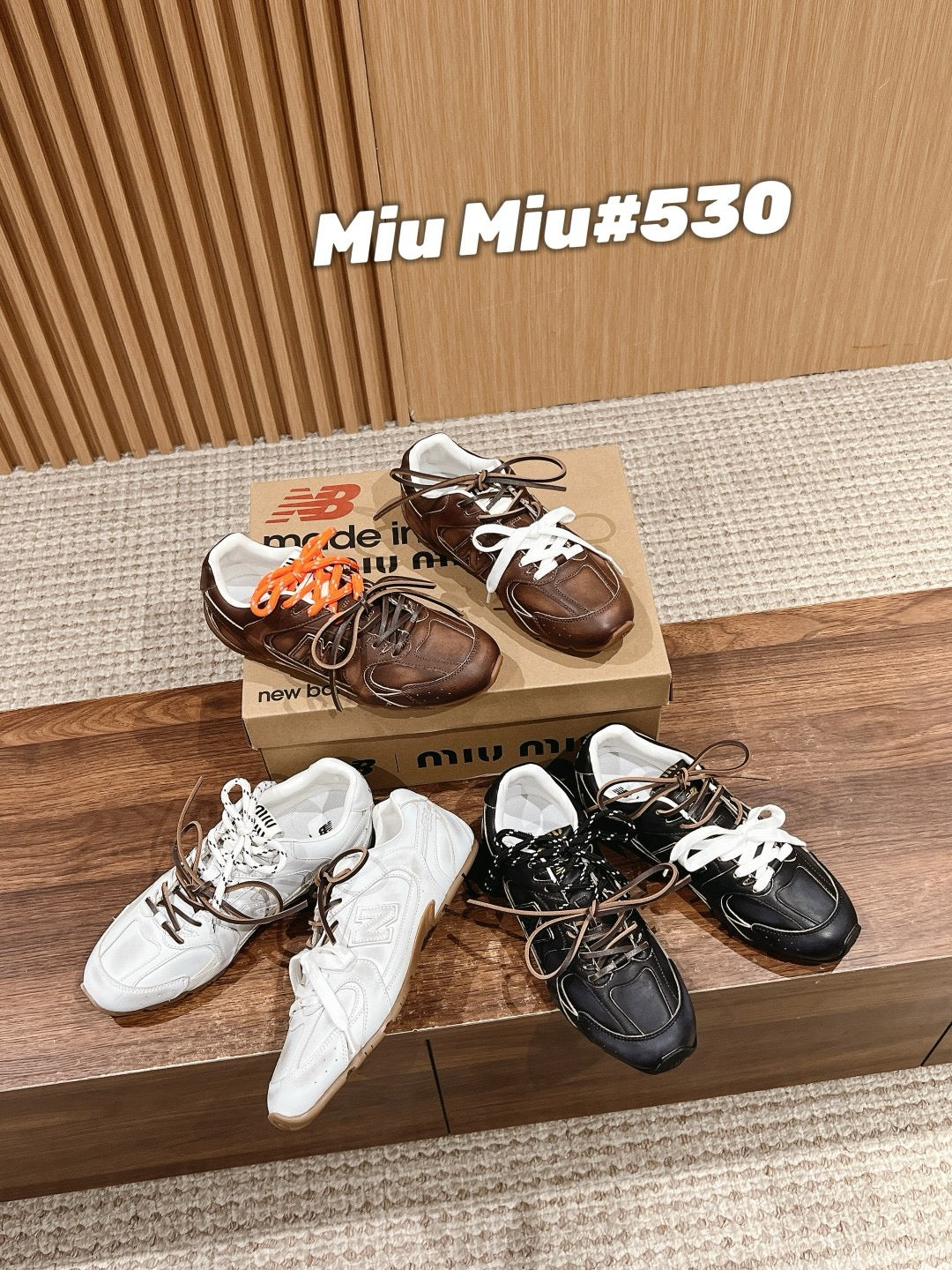 أحذية متعددة الألوان