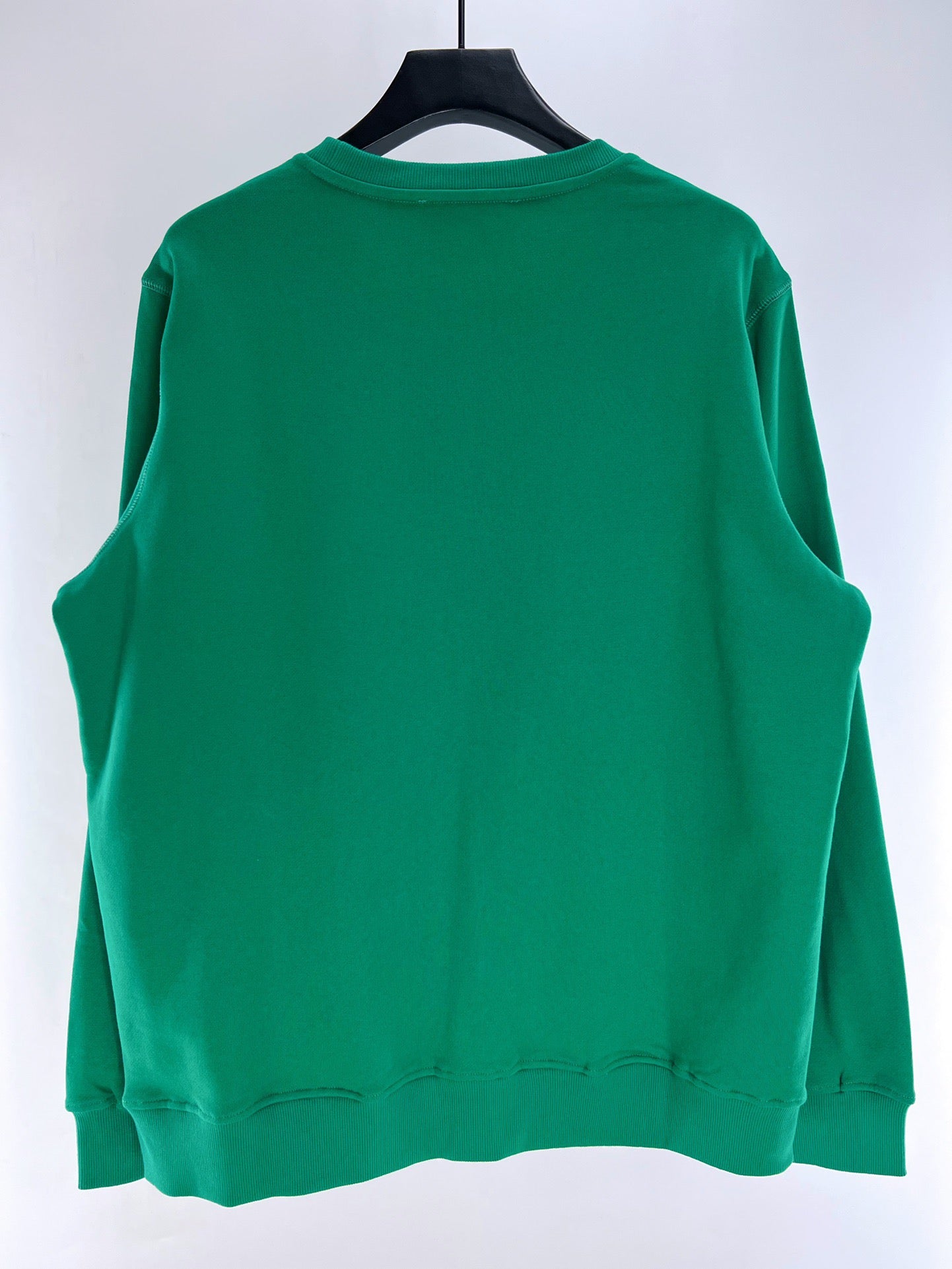 Blaues und grünes Sweatshirt