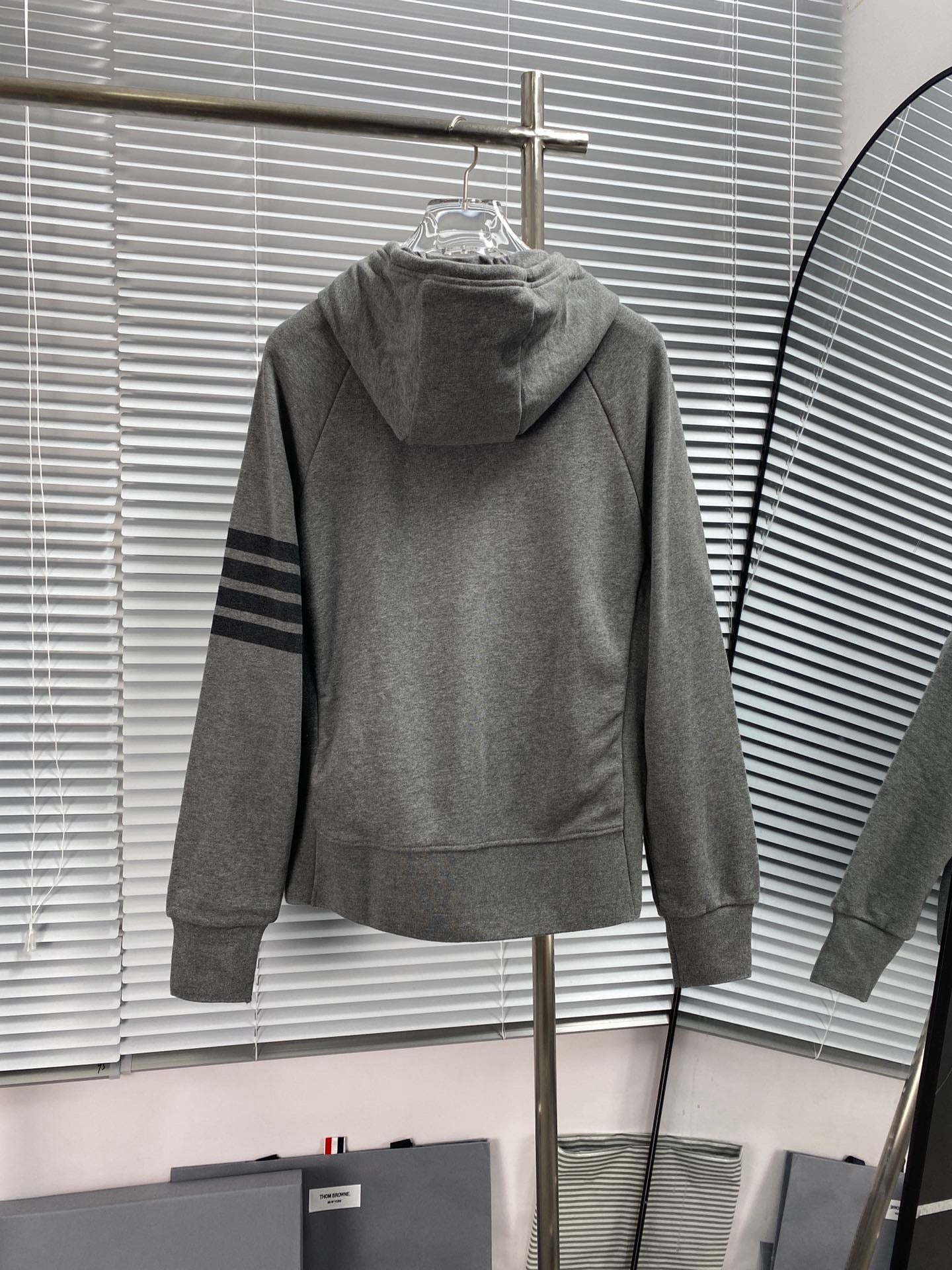 Dunkelblaue und graue Jacke