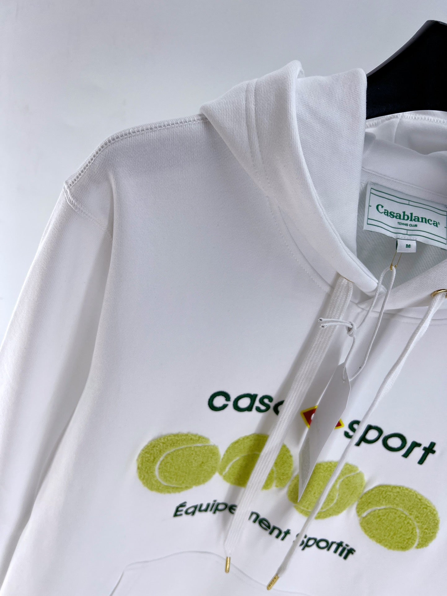 هودي باللونين الأبيض والأسود