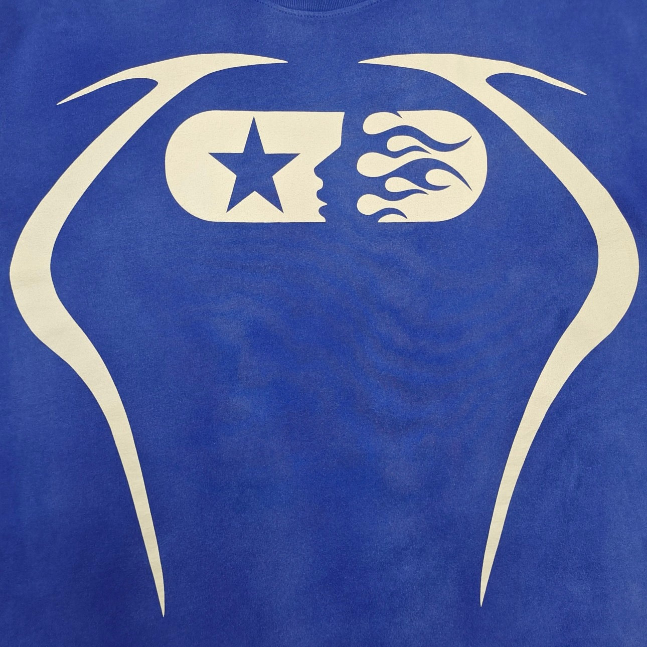 Himmelblaues T-Shirt