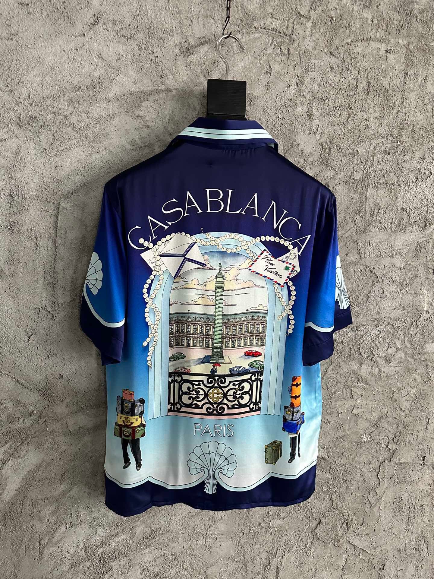 Blaues Shirt