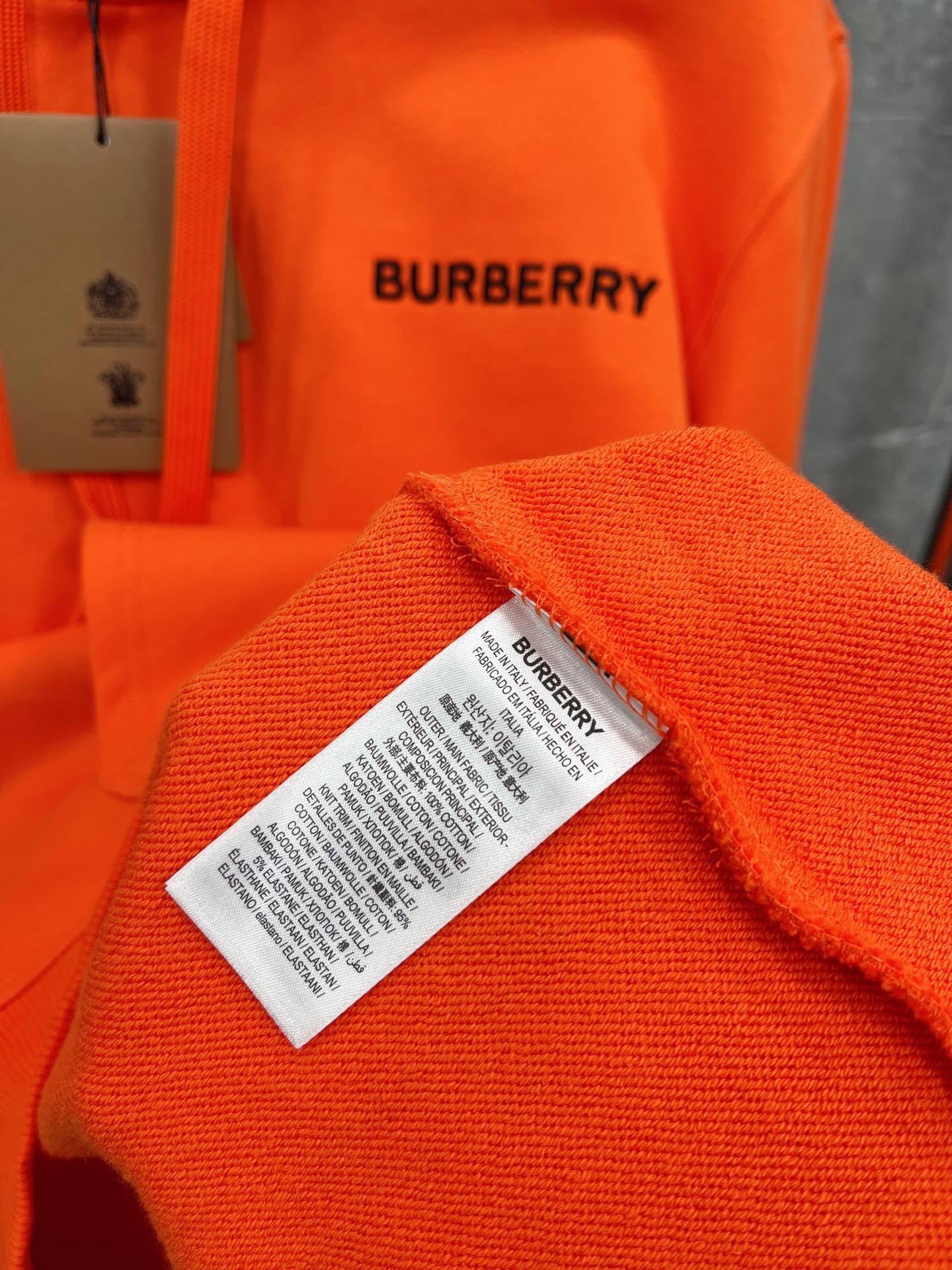 Schwarzer, dunkelblauer und orangefarbener Hoodie
