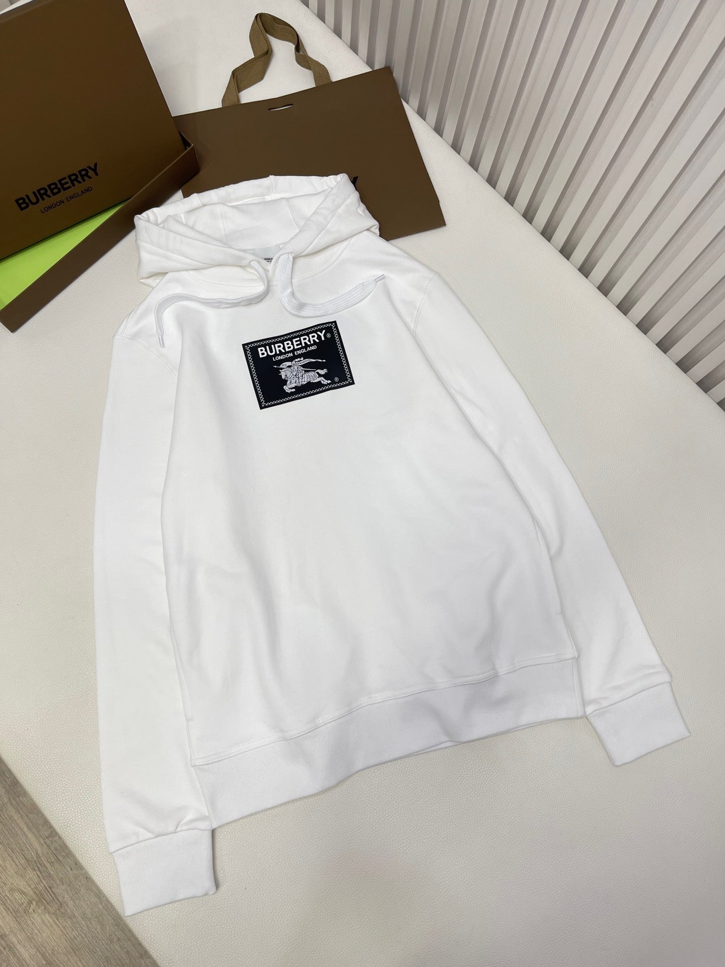Schwarz-weißer Kapuzenpullover