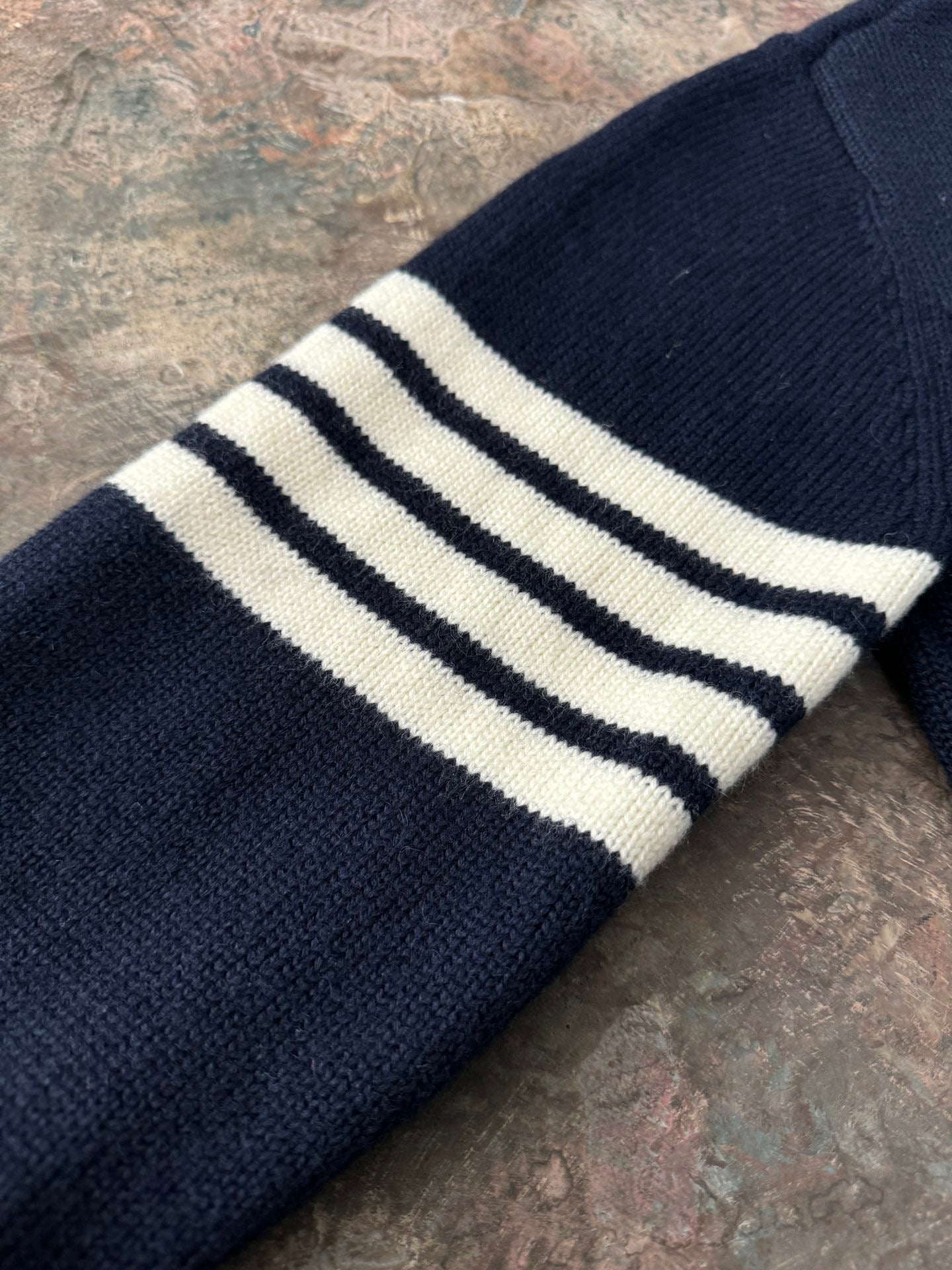 سترة متعددة الألوان