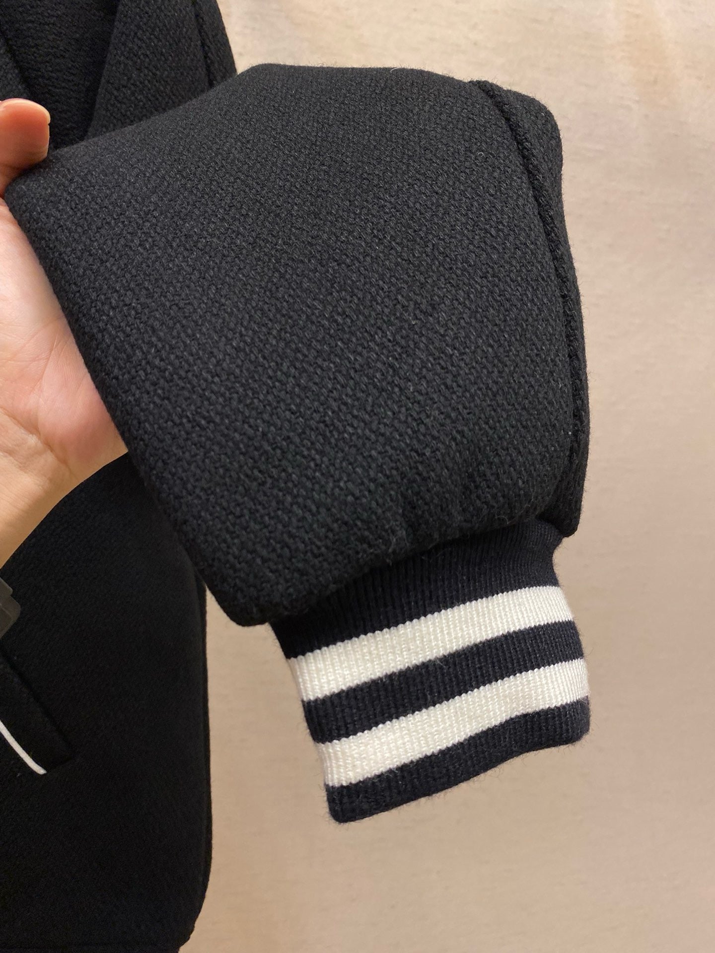 Chaqueta blanca y negra