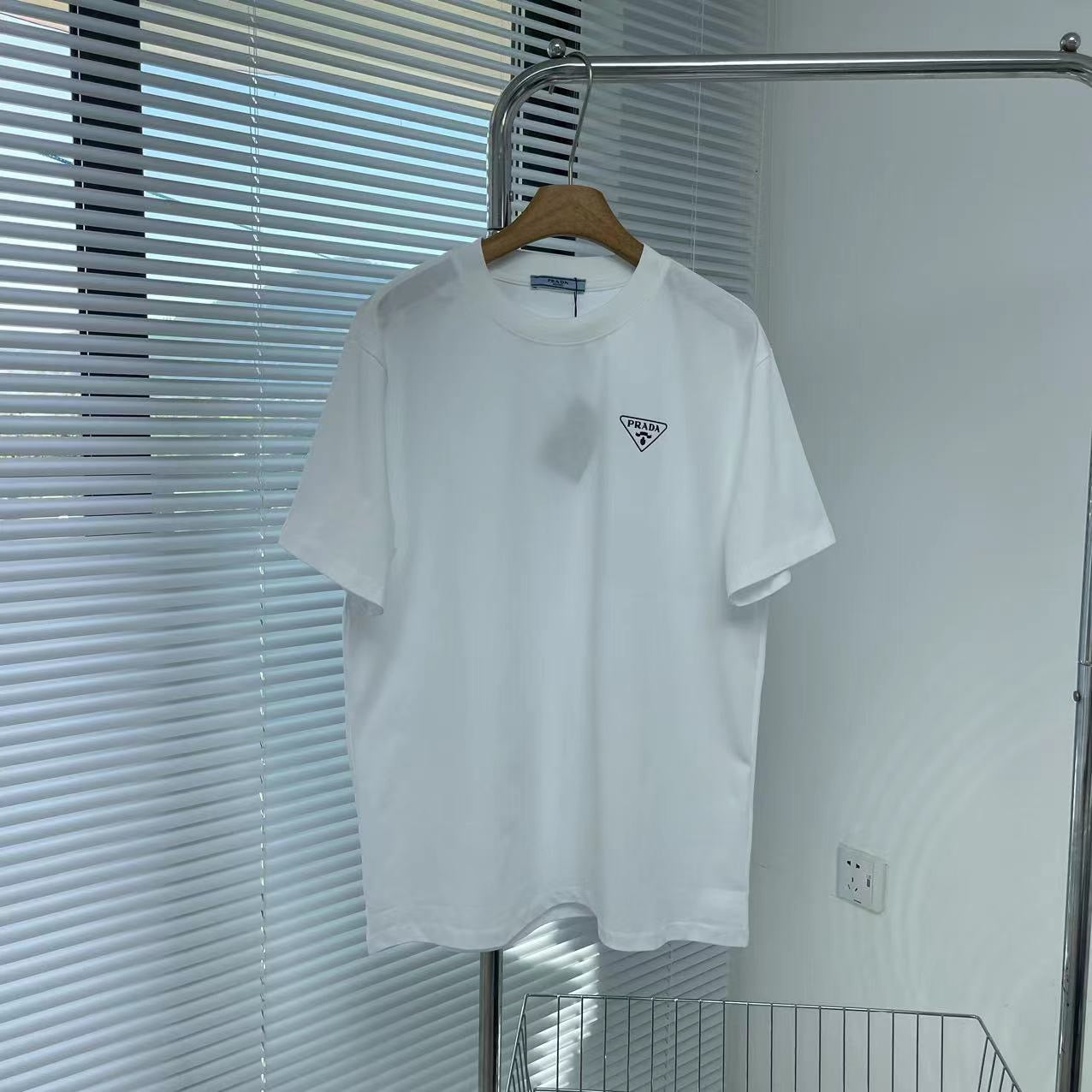 Schwarz-weißes T-Shirt