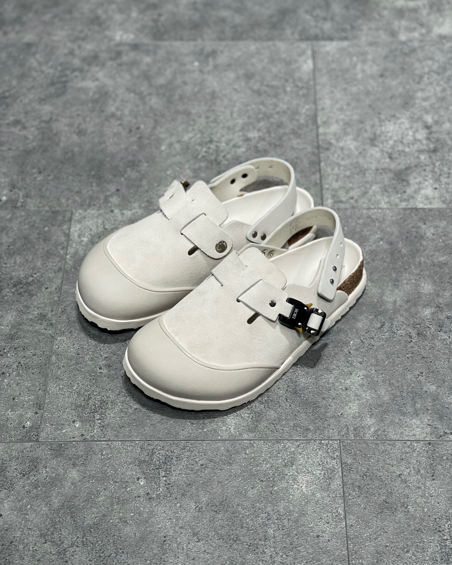 أحذية باللون الأسود والرمادي والأبيض العاجي