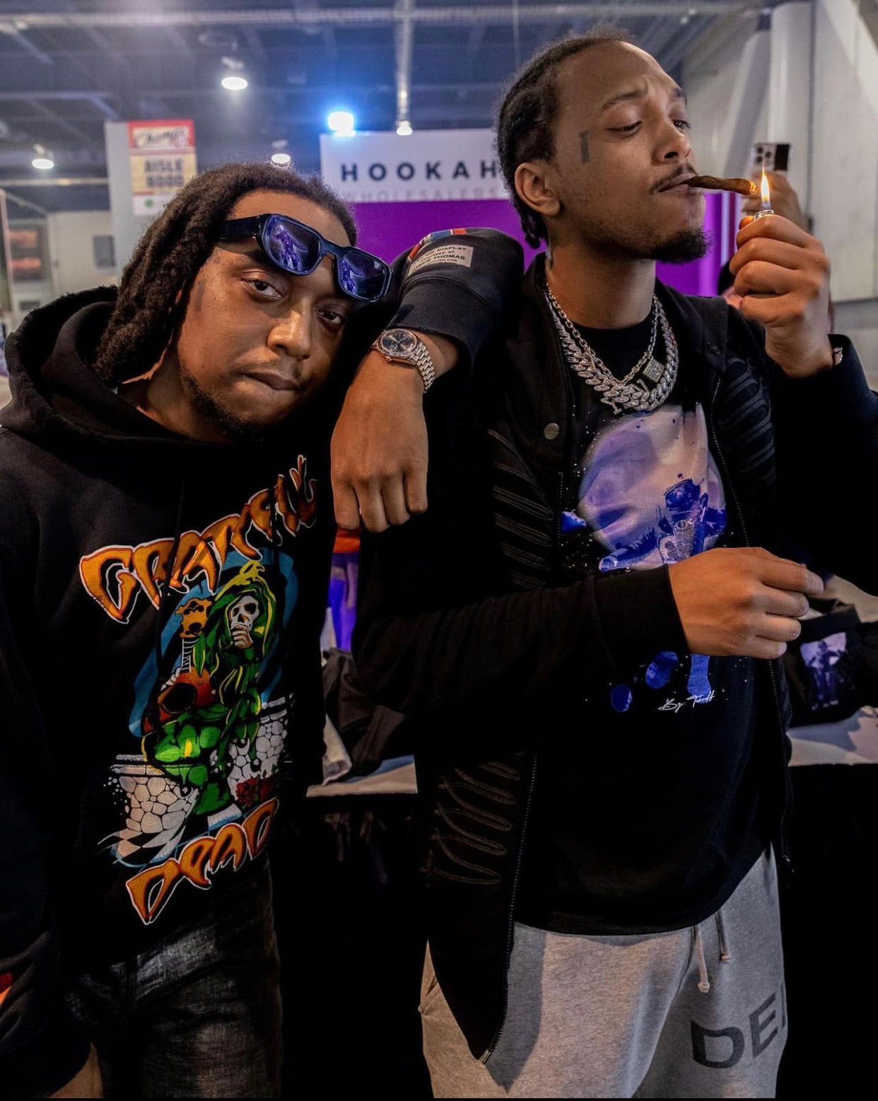 Schwarzgrauer Hoodie