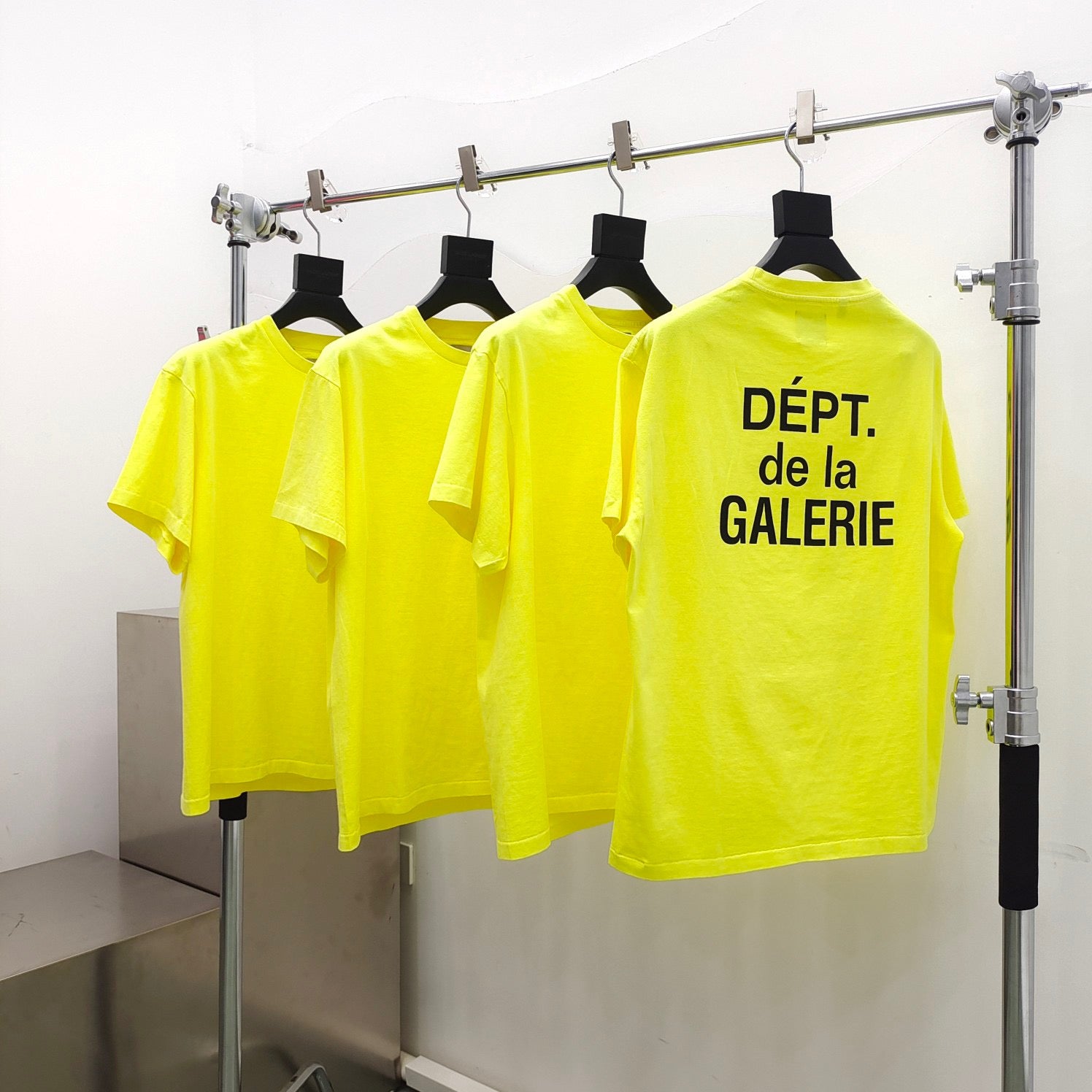 Gelbes, rosa und gelbes Organza-T-Shirt