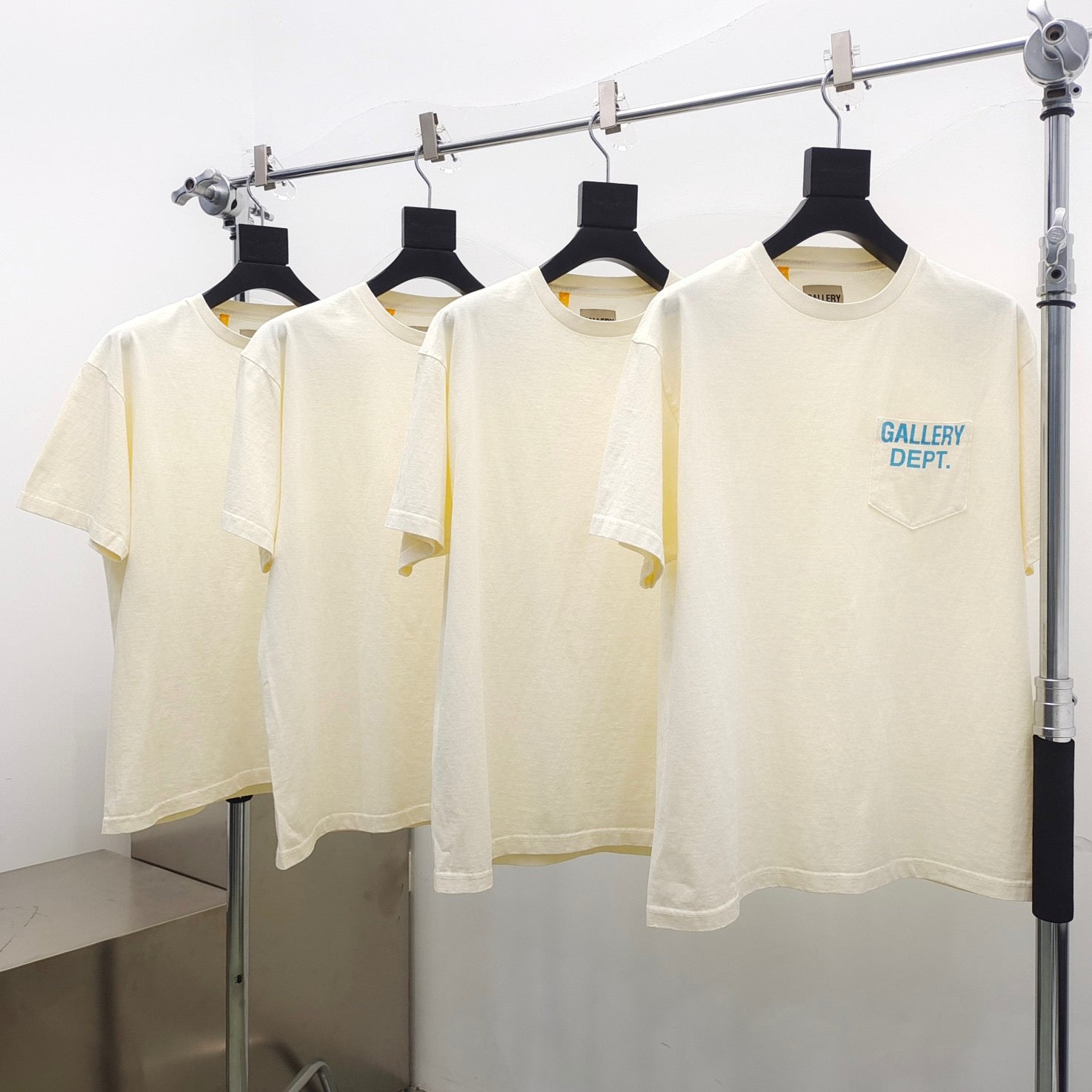 T-Shirt in Seeblau und Off-White