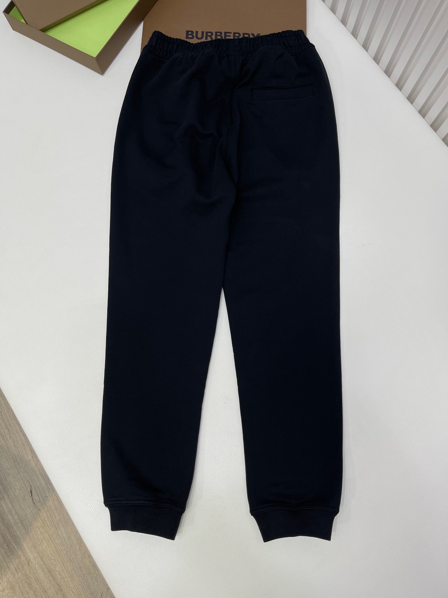 Schwarze Hosen