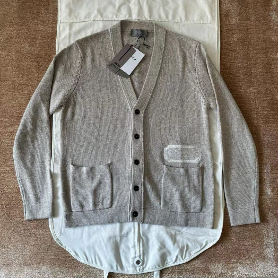 Schwarze und graue Jacke