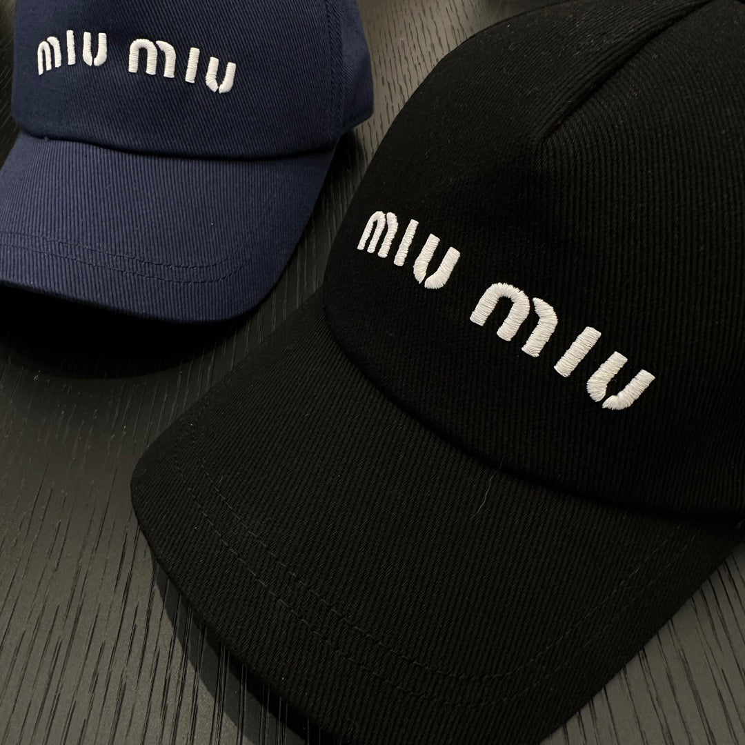 Schwarze und blaue Kappe