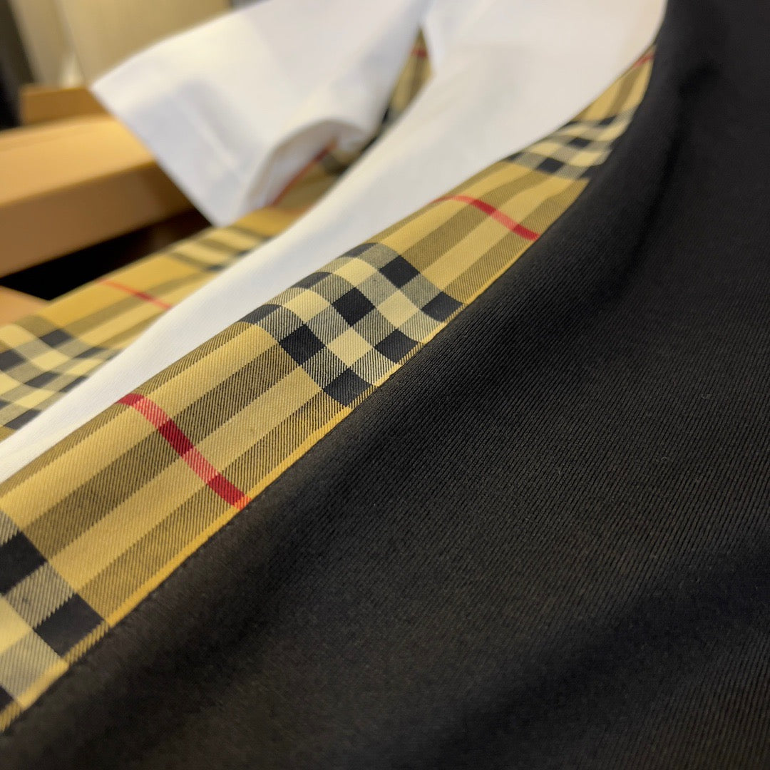 Schwarz-weißes T-Shirt