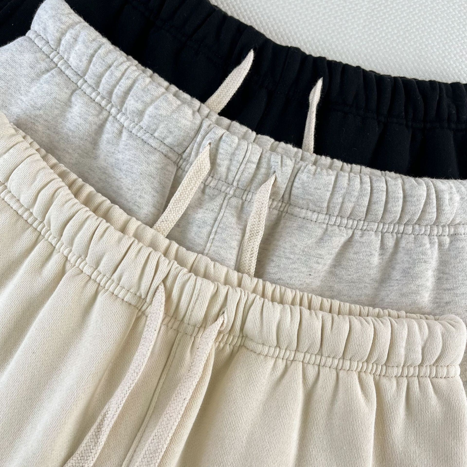 Schwarze und weiße Hose