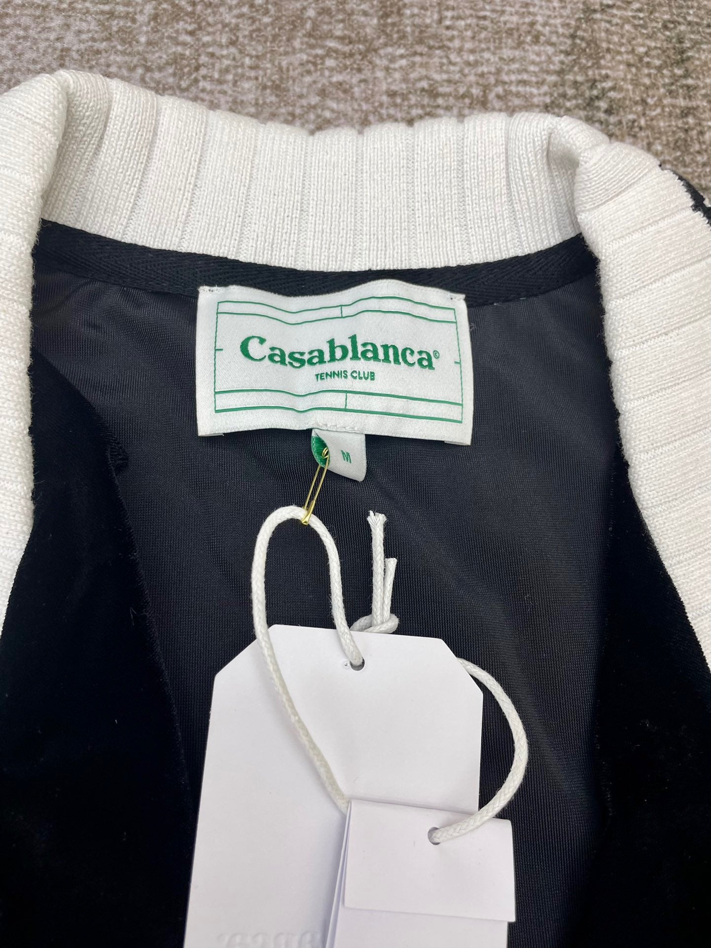 Schwarze und grüne Jacke