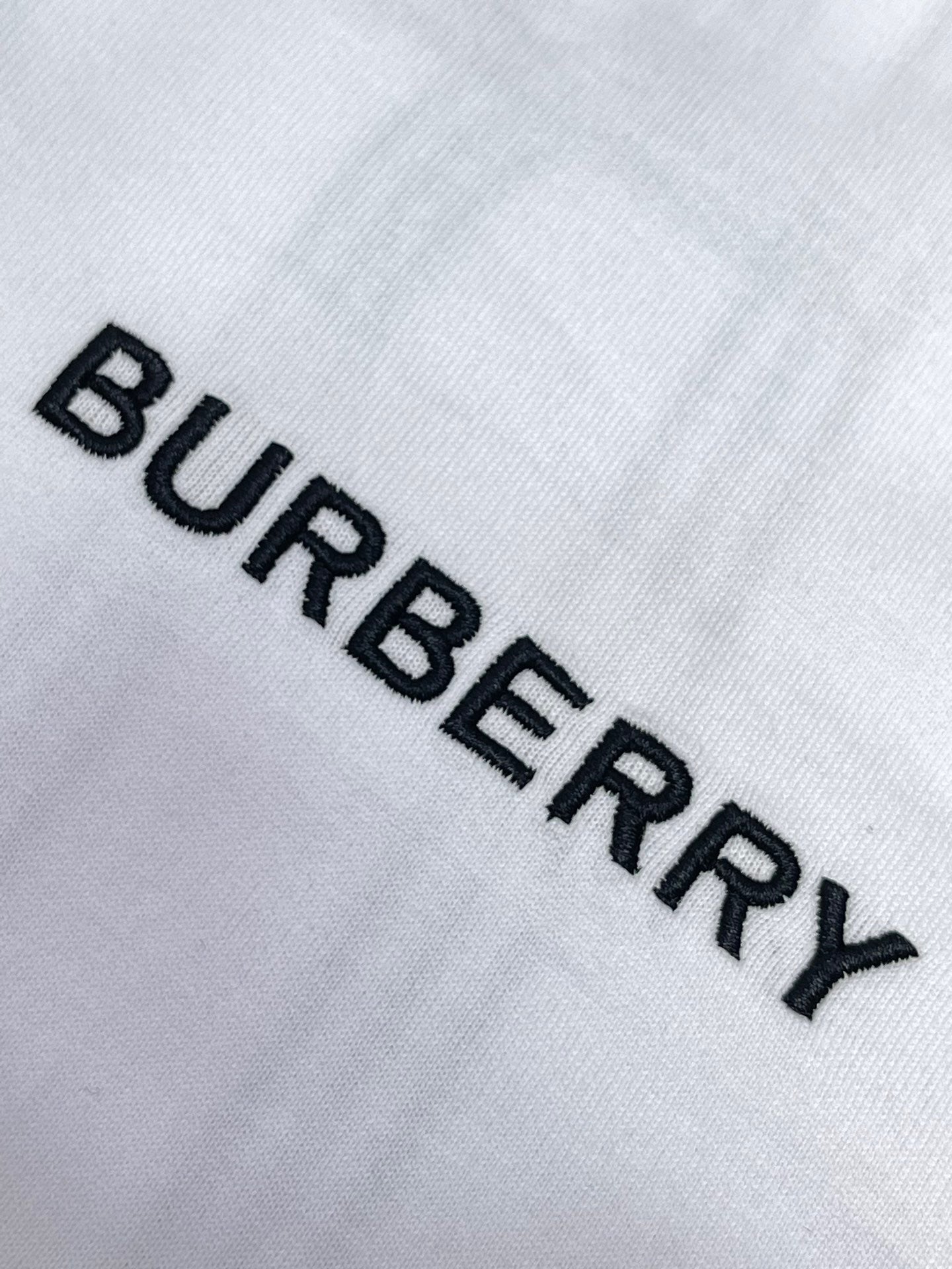 Schwarzes, weißes und blaues T-Shirt