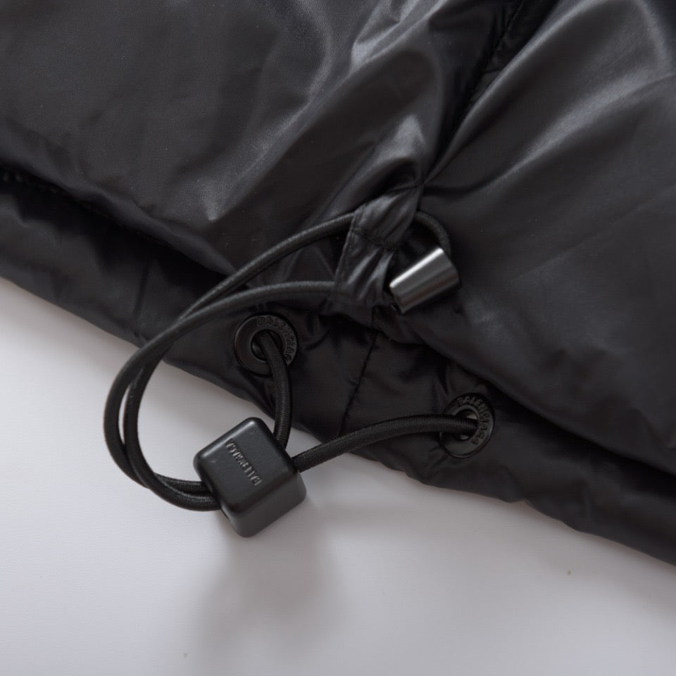 Schwarze und weiße Jacke