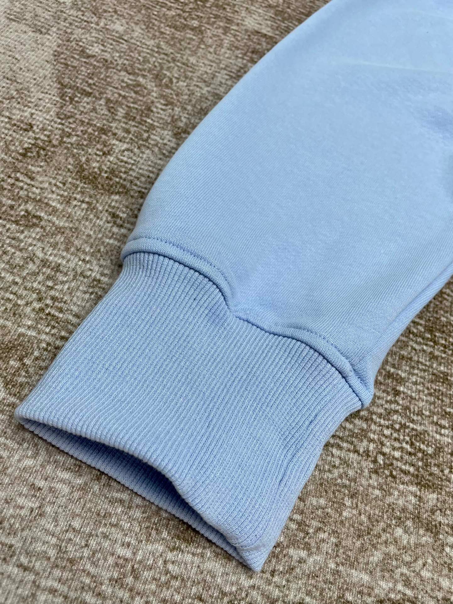 Schwarzes und himmelblaues Sweatshirt