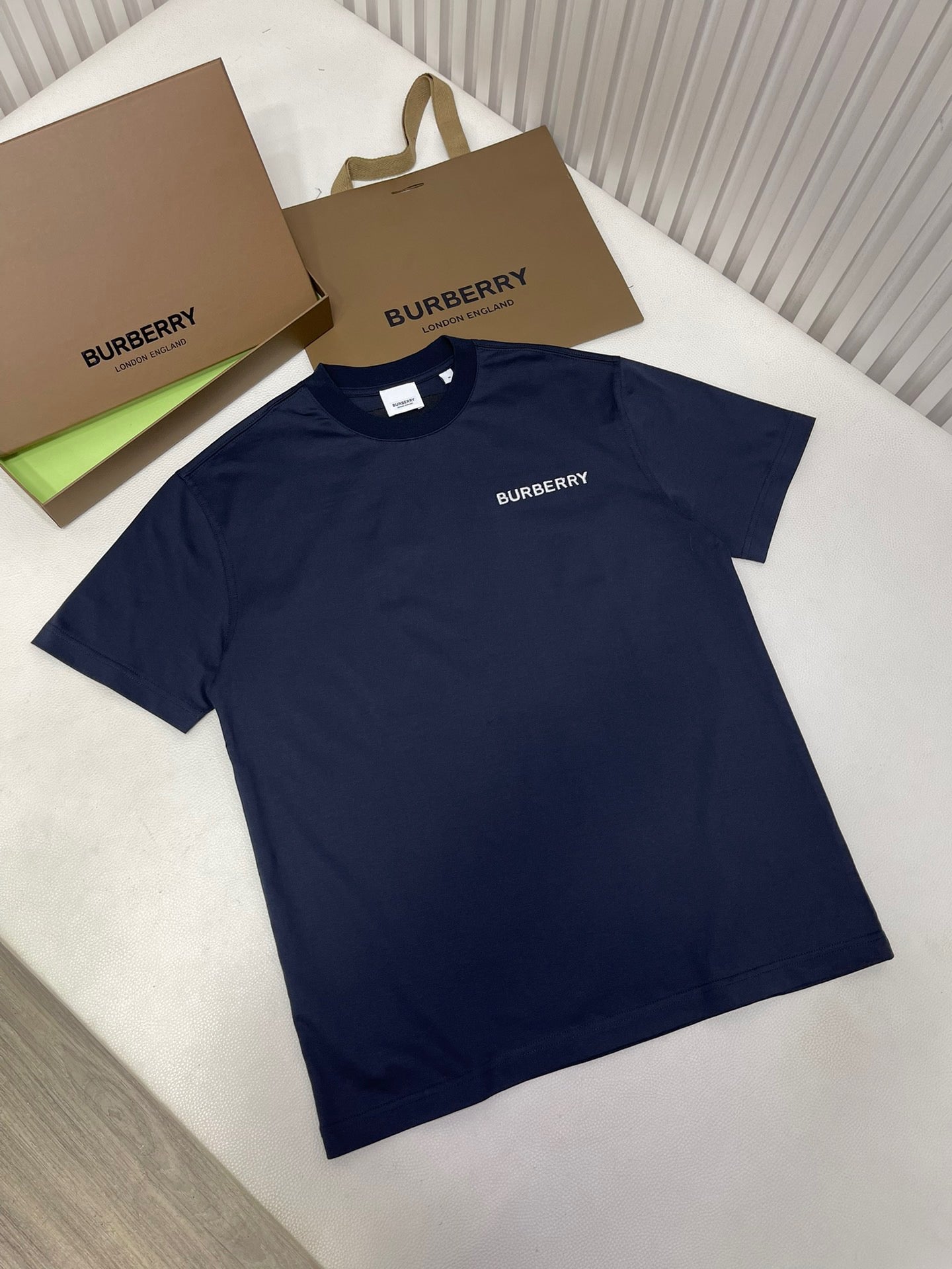 Schwarzes, weißes und blaues T-Shirt