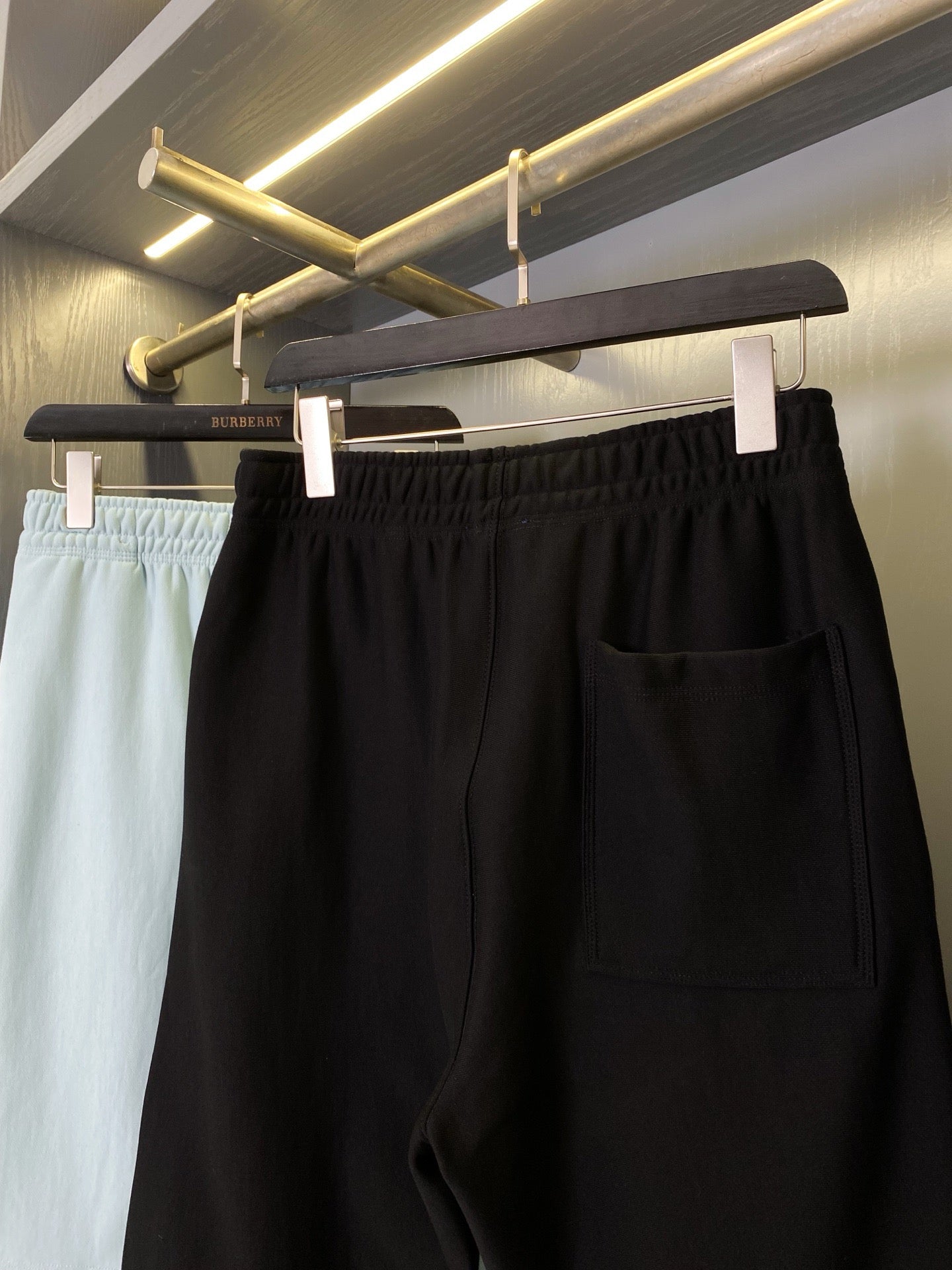 Schwarze und hellblaue Shorts