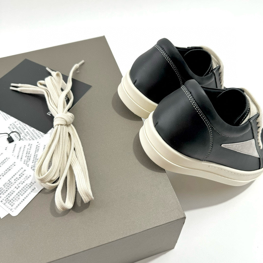 أحذية متعددة الألوان