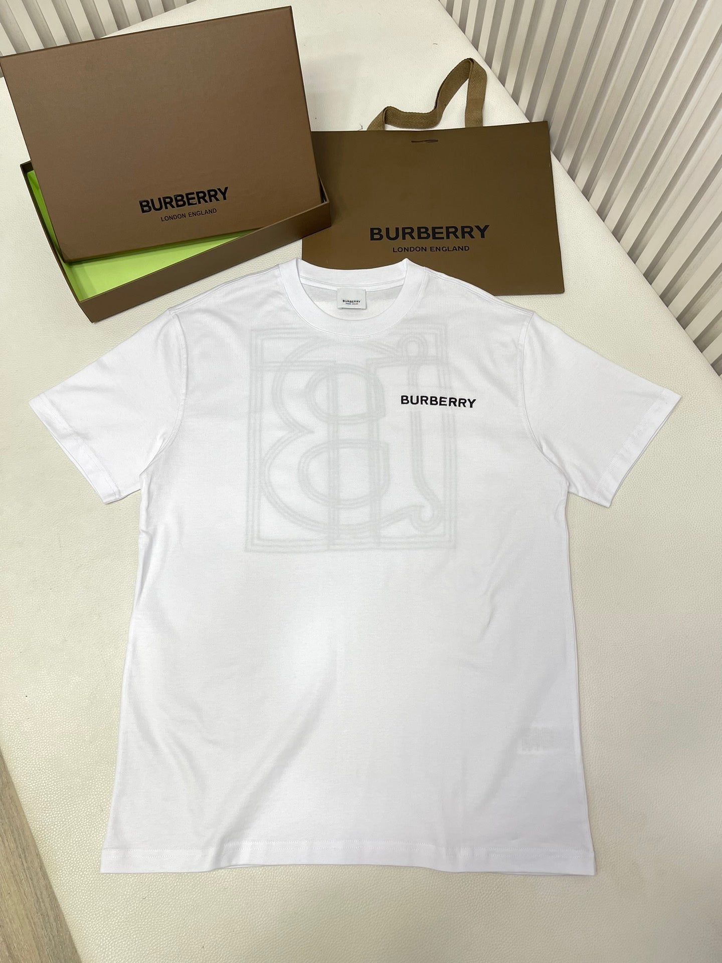 Schwarzes, weißes und blaues T-Shirt