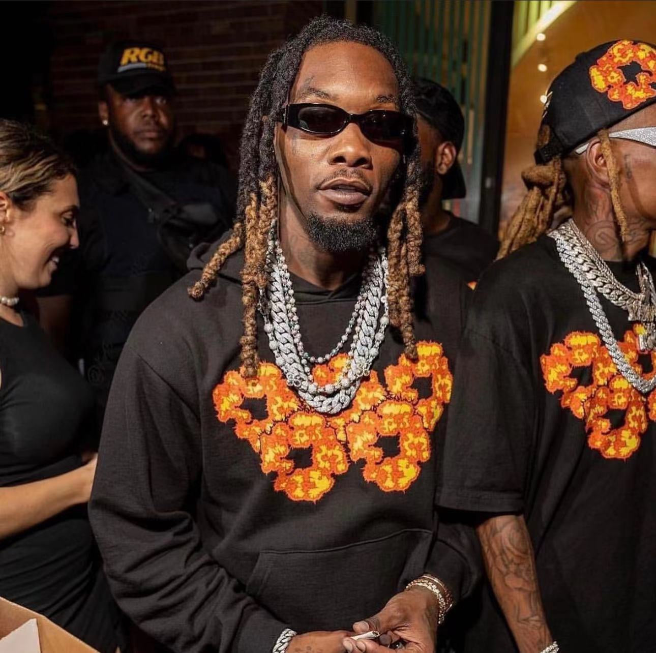 جارزة سوداء بقبعة شتوية