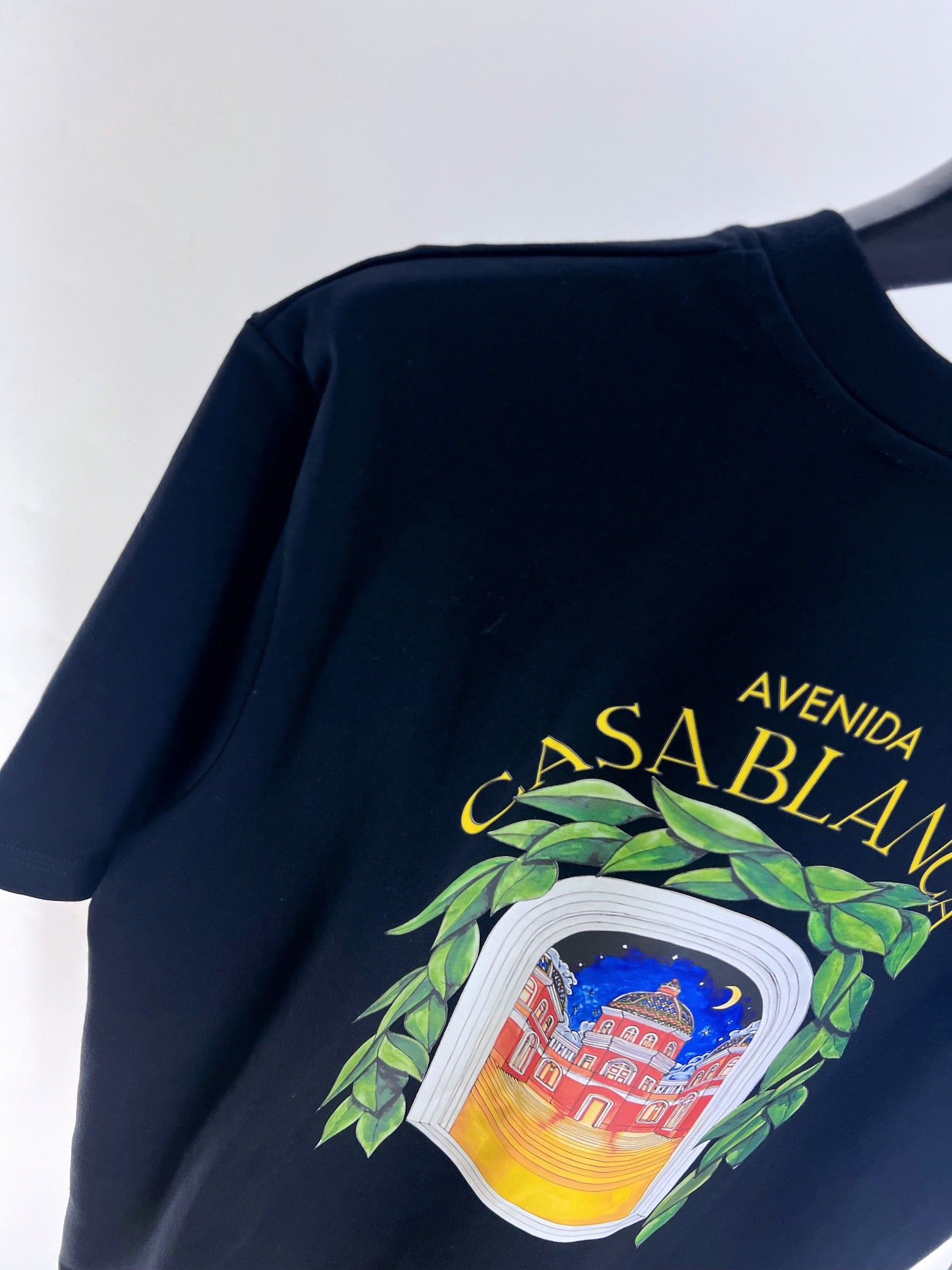 Schwarz-weißes T-Shirt