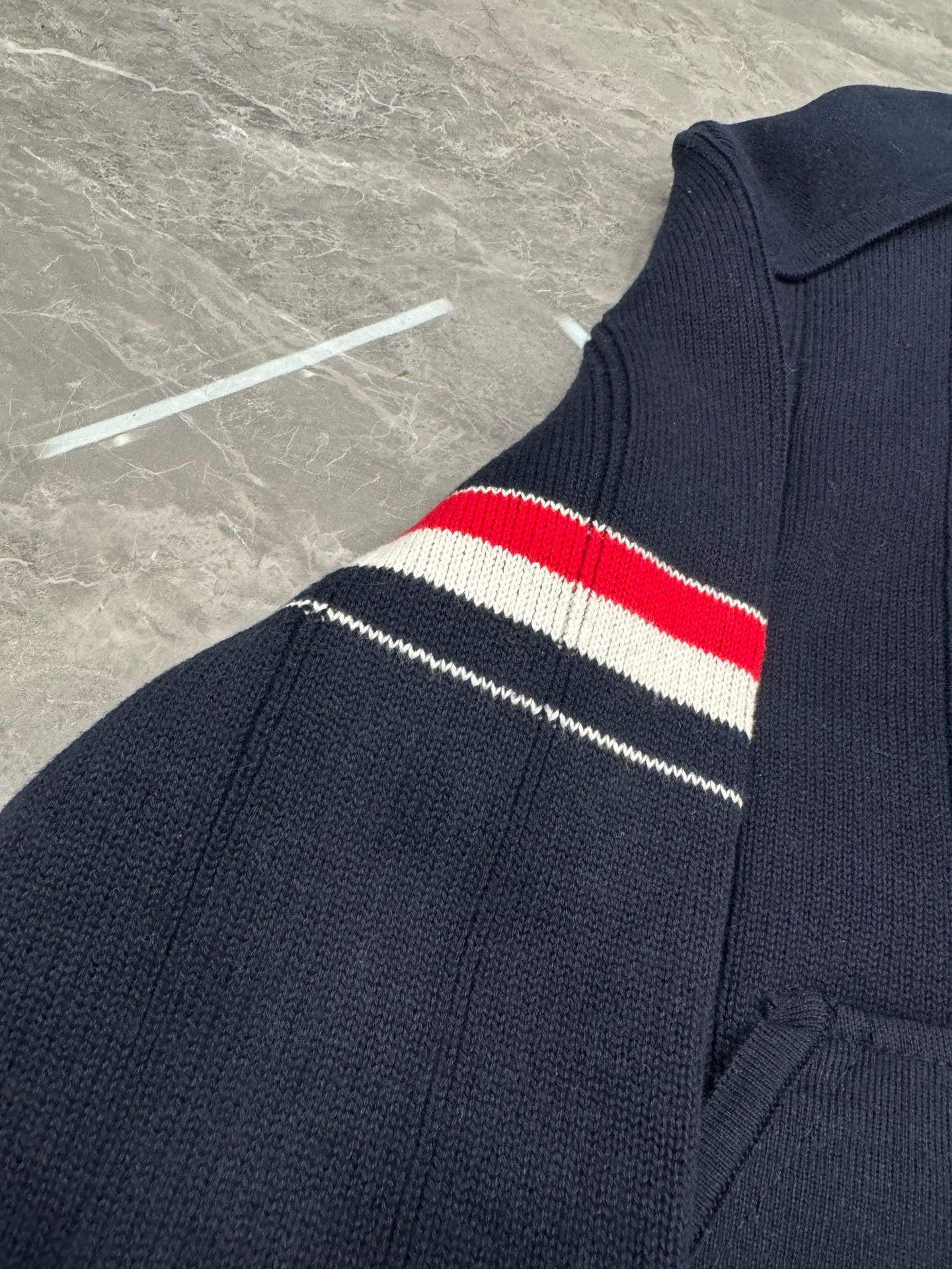 سترة متعددة الألوان