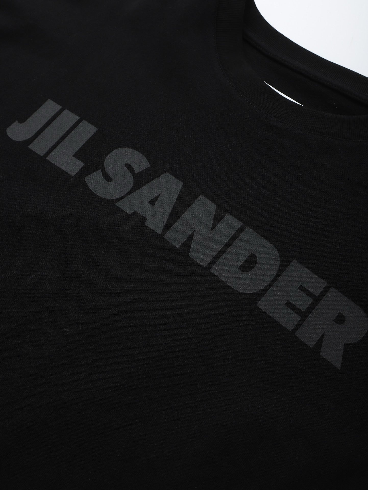 سويت شيرت رمادي وأبيض وأسود