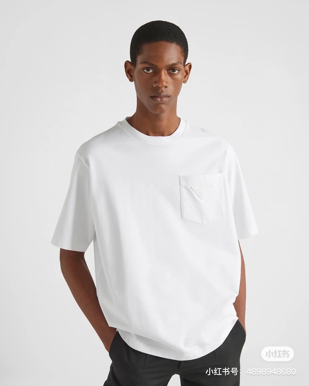 Schwarz-weißes T-Shirt