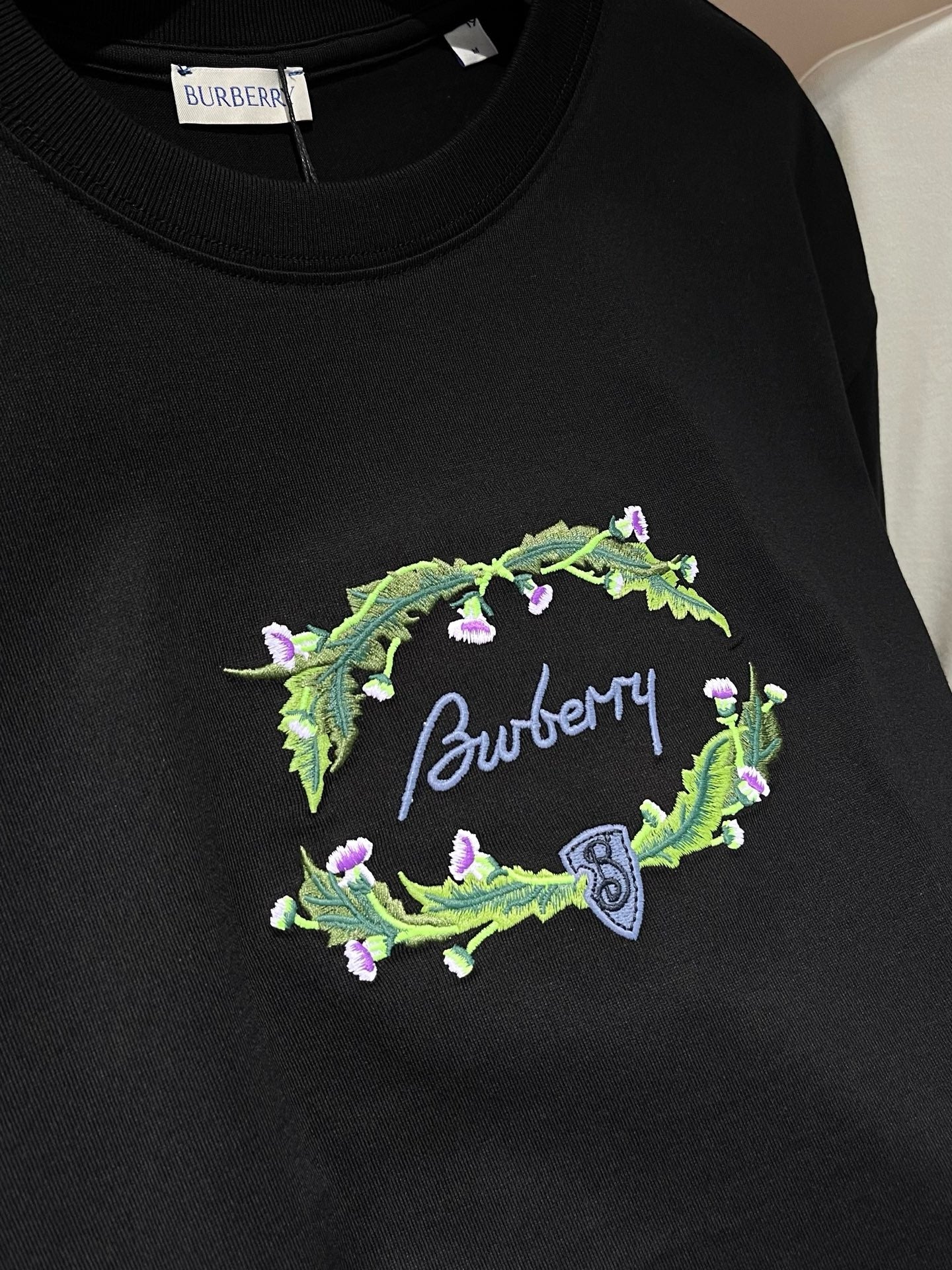 تي شيرت أبيض وأسود