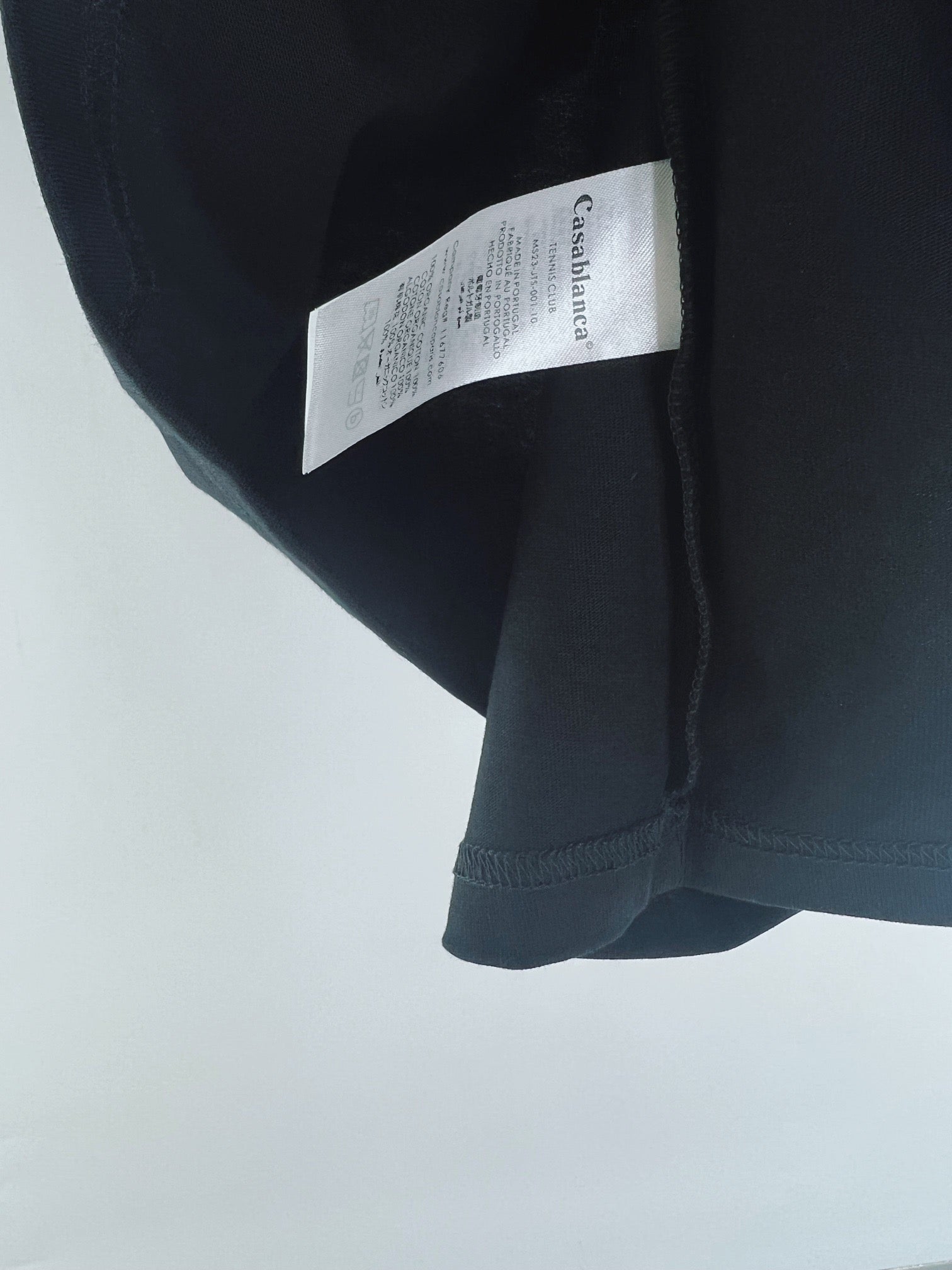 Schwarz-weißes T-Shirt