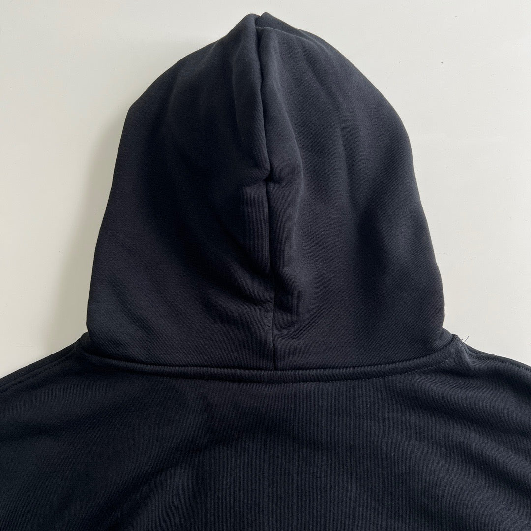Schwarz-weißer Kapuzenpullover
