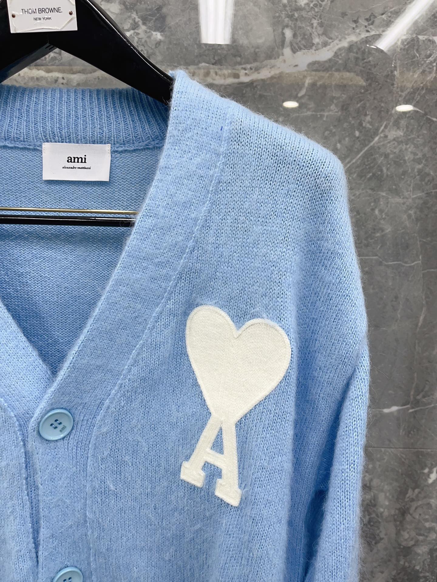 سترة باللون الوردي والأزرق الفاتح